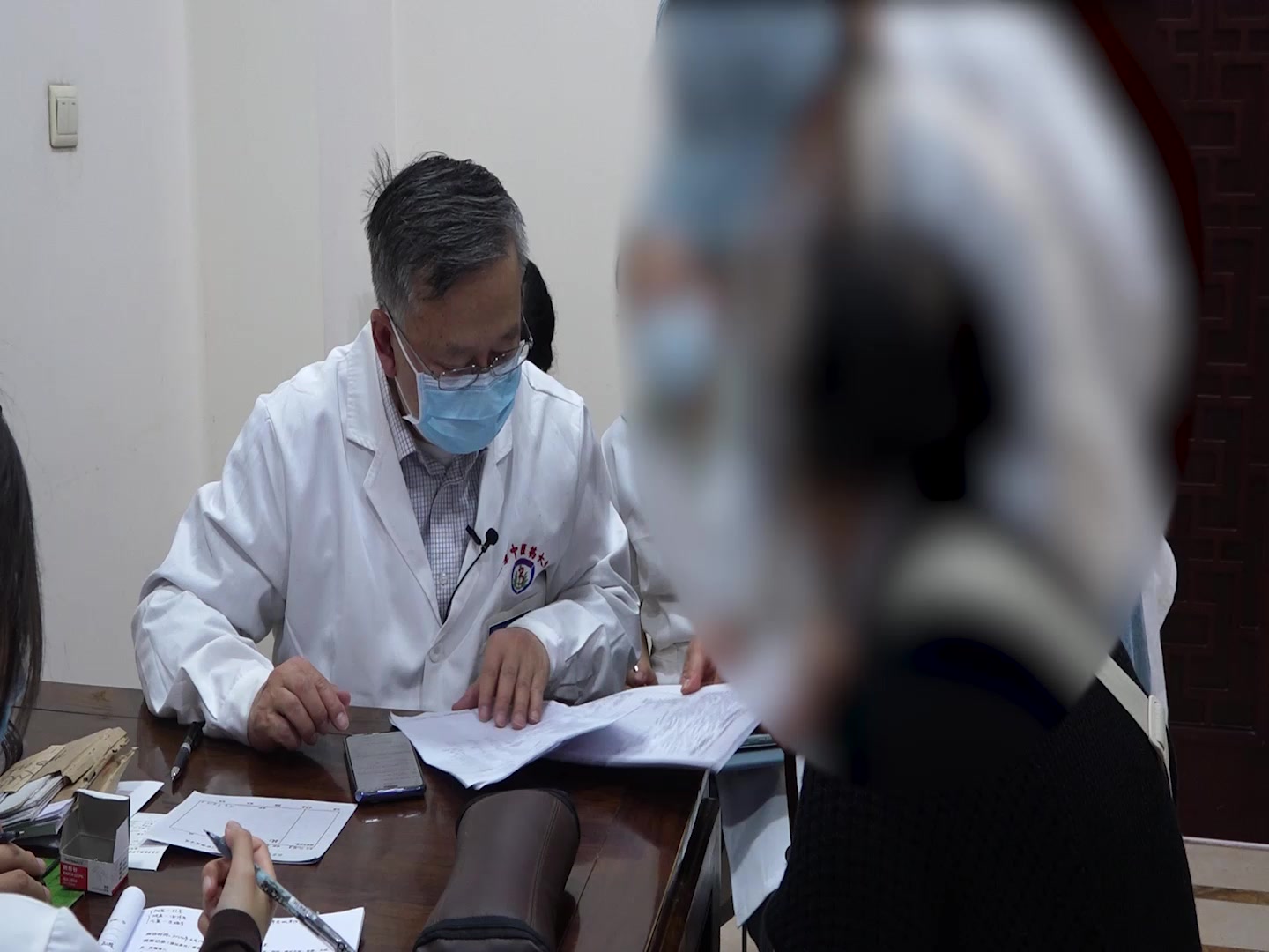 脾虚湿困气机阻滞：73岁胆囊结石术后大便不通的健脾化湿法
