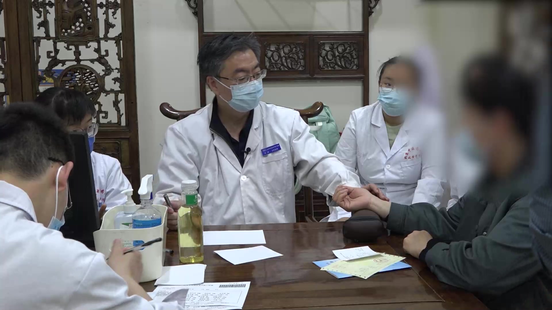 肝胃虚寒瘀血阻络：52岁女性头痛失眠的吴茱萸汤合通络安神法