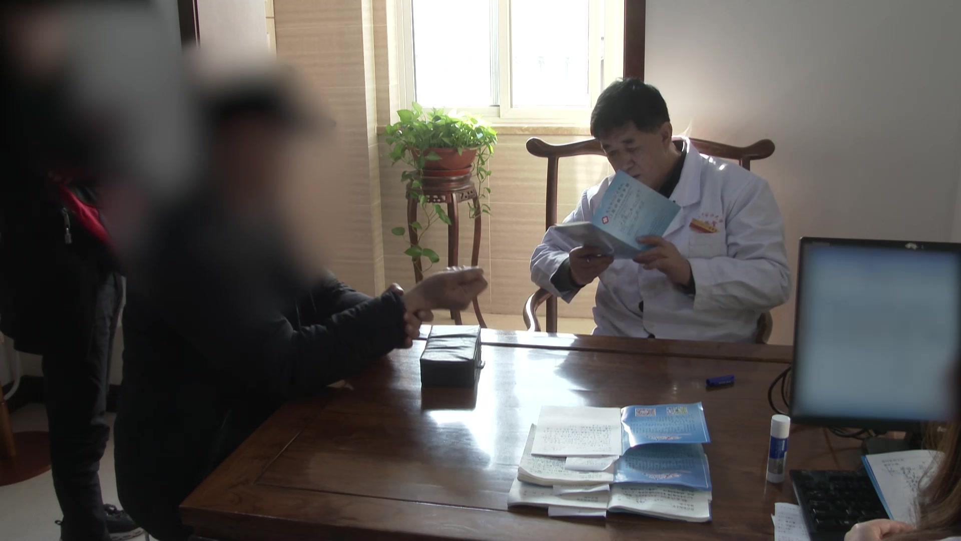 肝郁肾虚证：48岁男性郁病复诊残留胸闷头胀的疏肝益肾调治