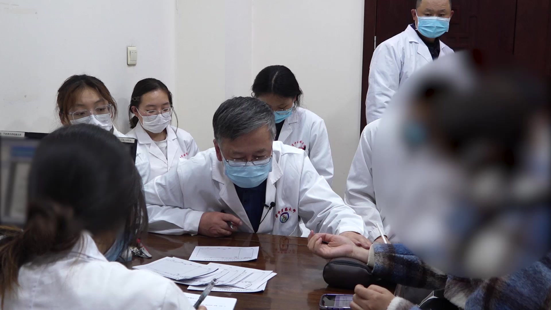 肺气虚寒脾肾阳虚：43岁女性过敏性鼻炎哮喘及月经不调的温阳益气固表法