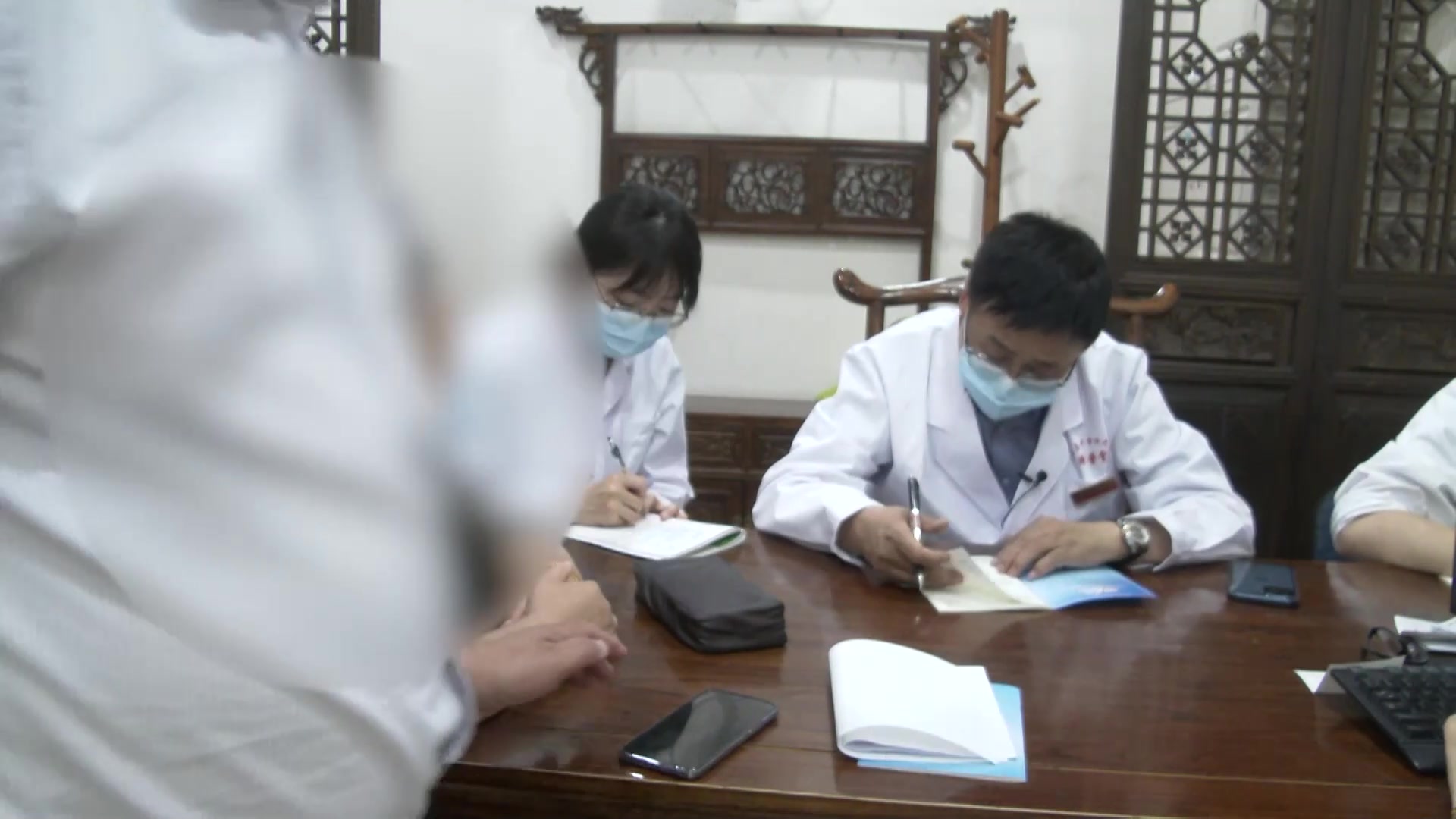 气郁痰凝：48岁女性瘿瘤咽堵打嗝复诊的理气化痰散结法