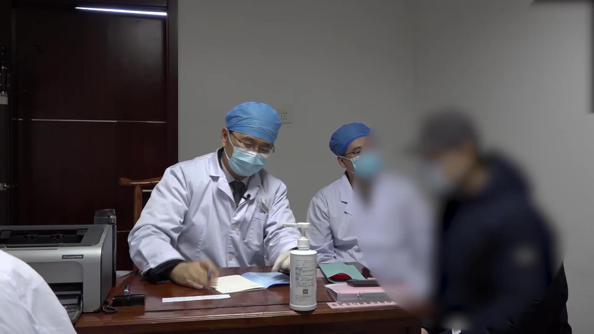 脾肾亏虚浊毒内蕴：44岁慢性肾衰竭血压波动的补肾泄浊平肝法