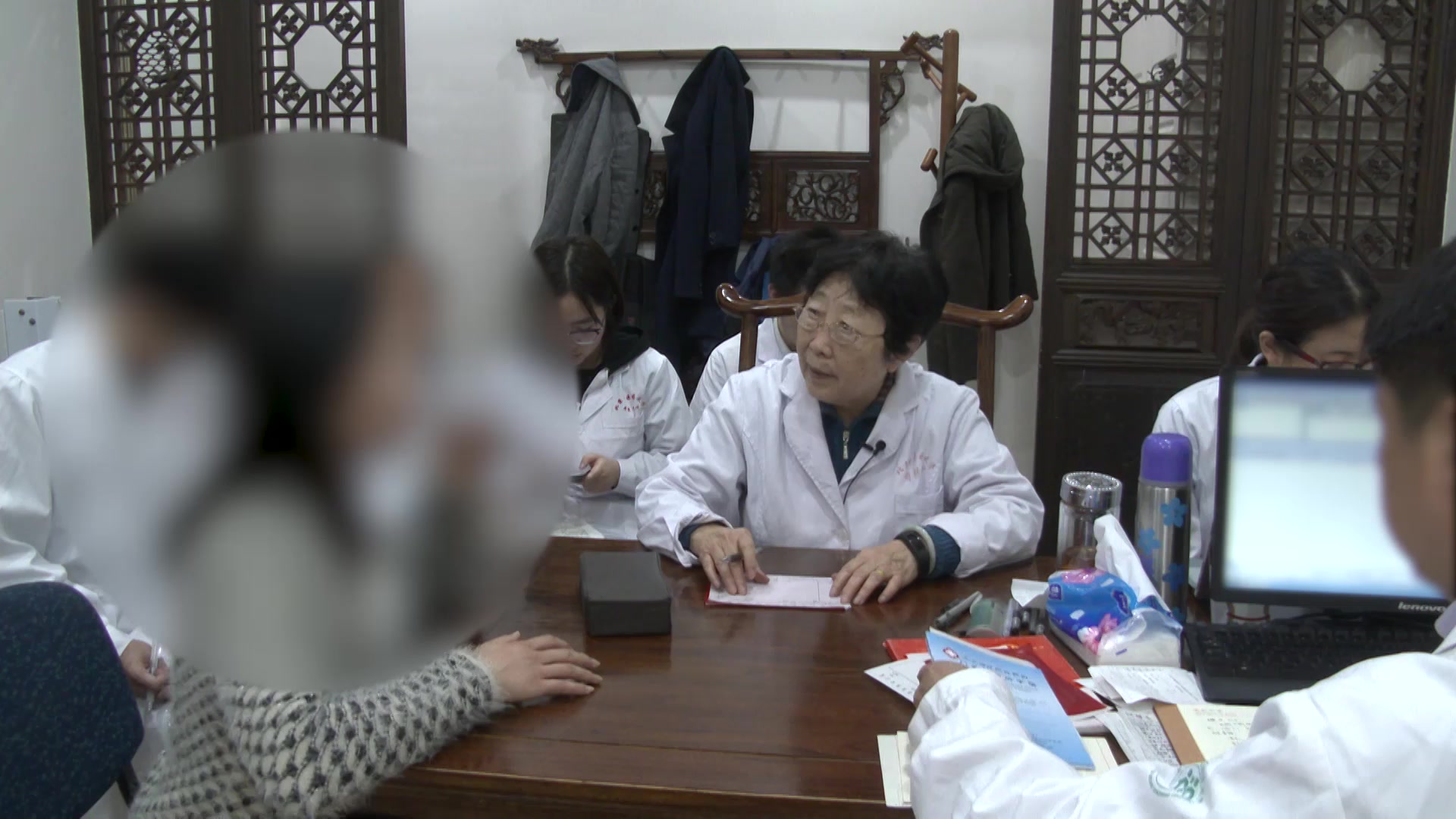 阴虚内热证：36岁女性面部红疹瘙痒2年伴便秘的祛风清热润肠法