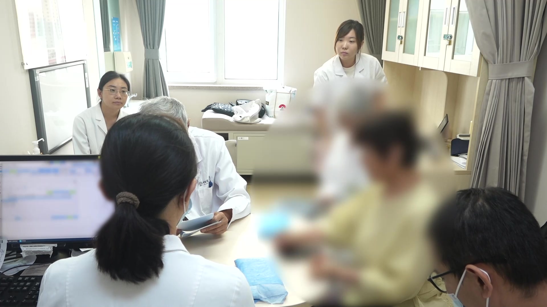 气滞血瘀兼湿热内蕴：66岁冠心病胸痛复发之血府逐瘀汤加减
