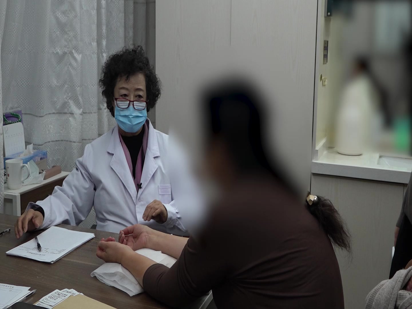 脾肾阳虚肝胆湿热：67岁女性腿肿头晕心悸的温清兼施法