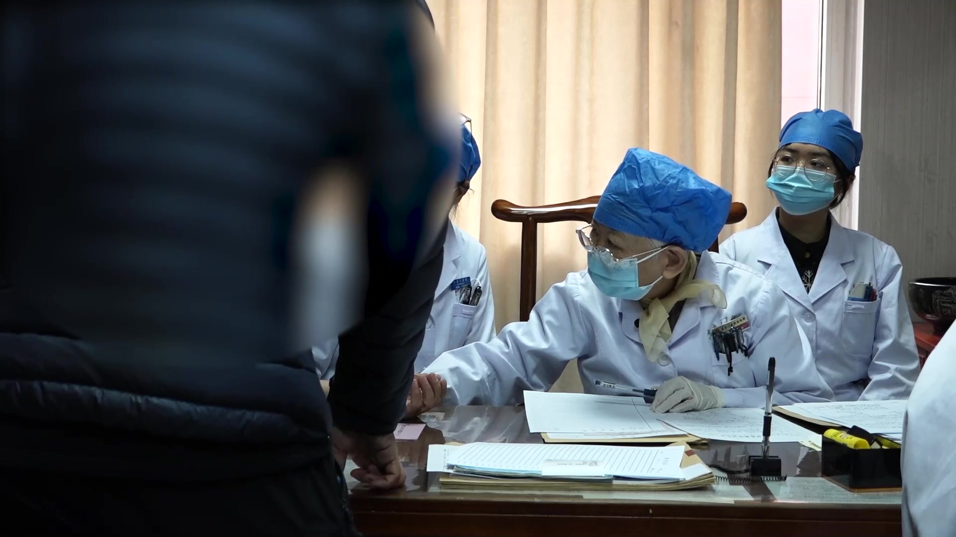 心阳不振湿浊内阻：78岁冠心病头晕胸痛伴体位性眩晕的平补化湿法