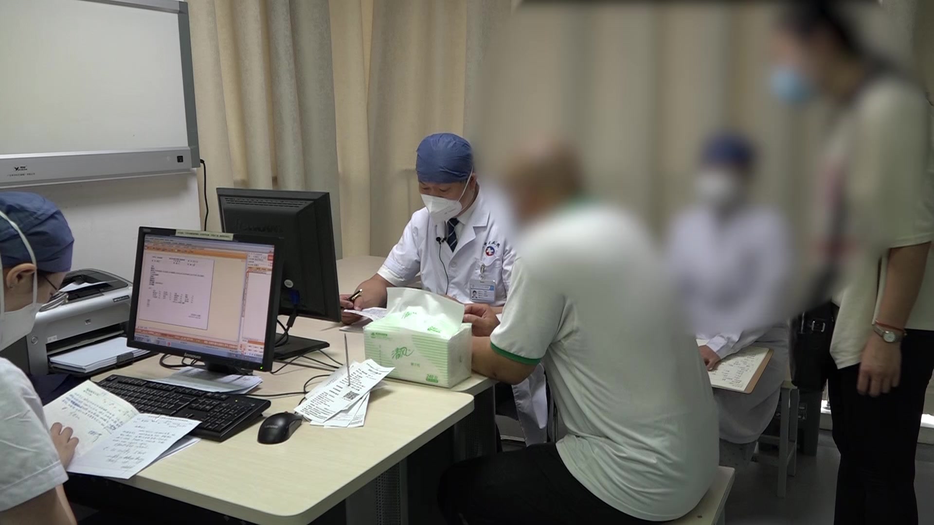 脾虚湿困：40岁男性肺部阴影喉中痰阻的健脾祛痰法