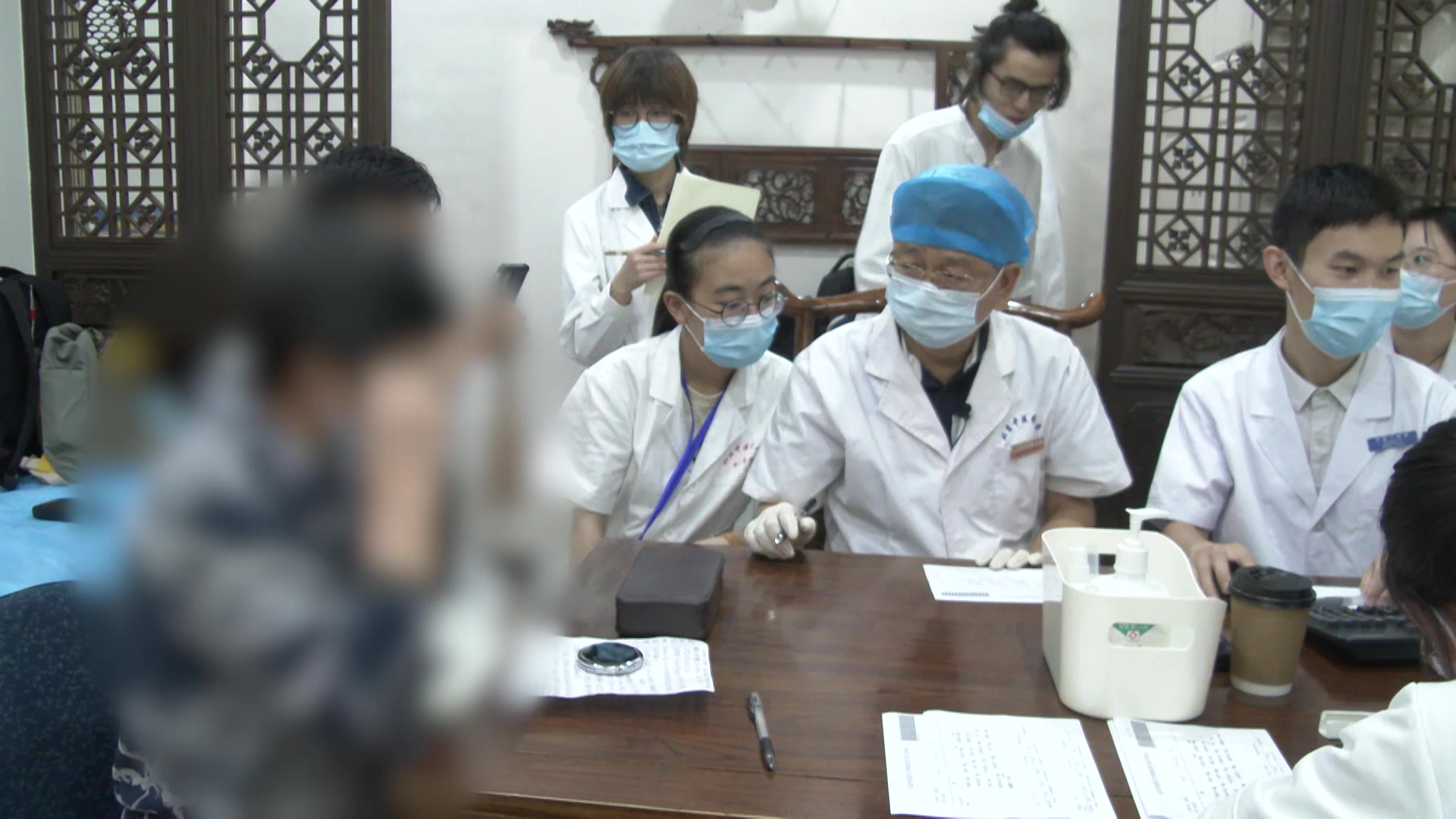 肝郁痰热内扰：64岁郁病女患者手麻与强迫检查的疏肝化痰安神法