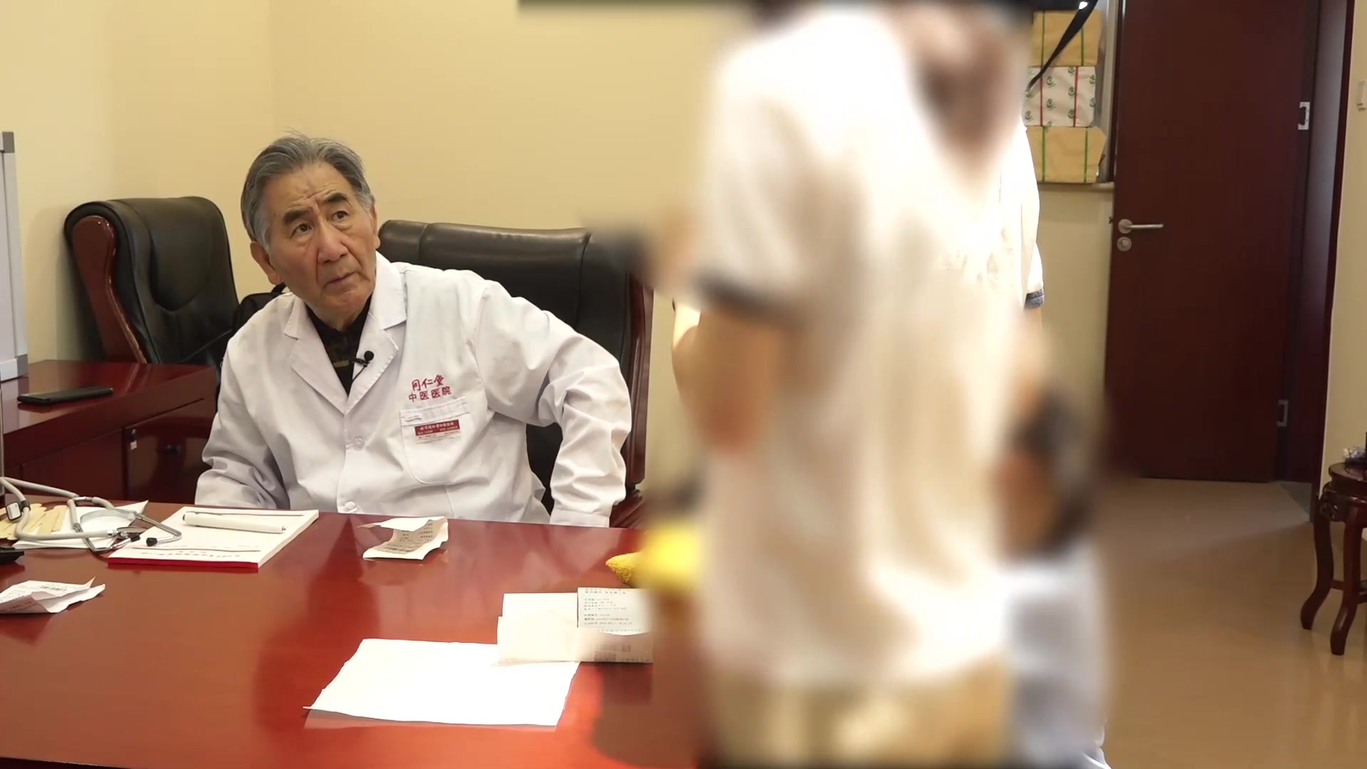 风邪犯表兼痰湿：36岁女性荨麻疹鼻痒复诊的疏风化痰止痒法