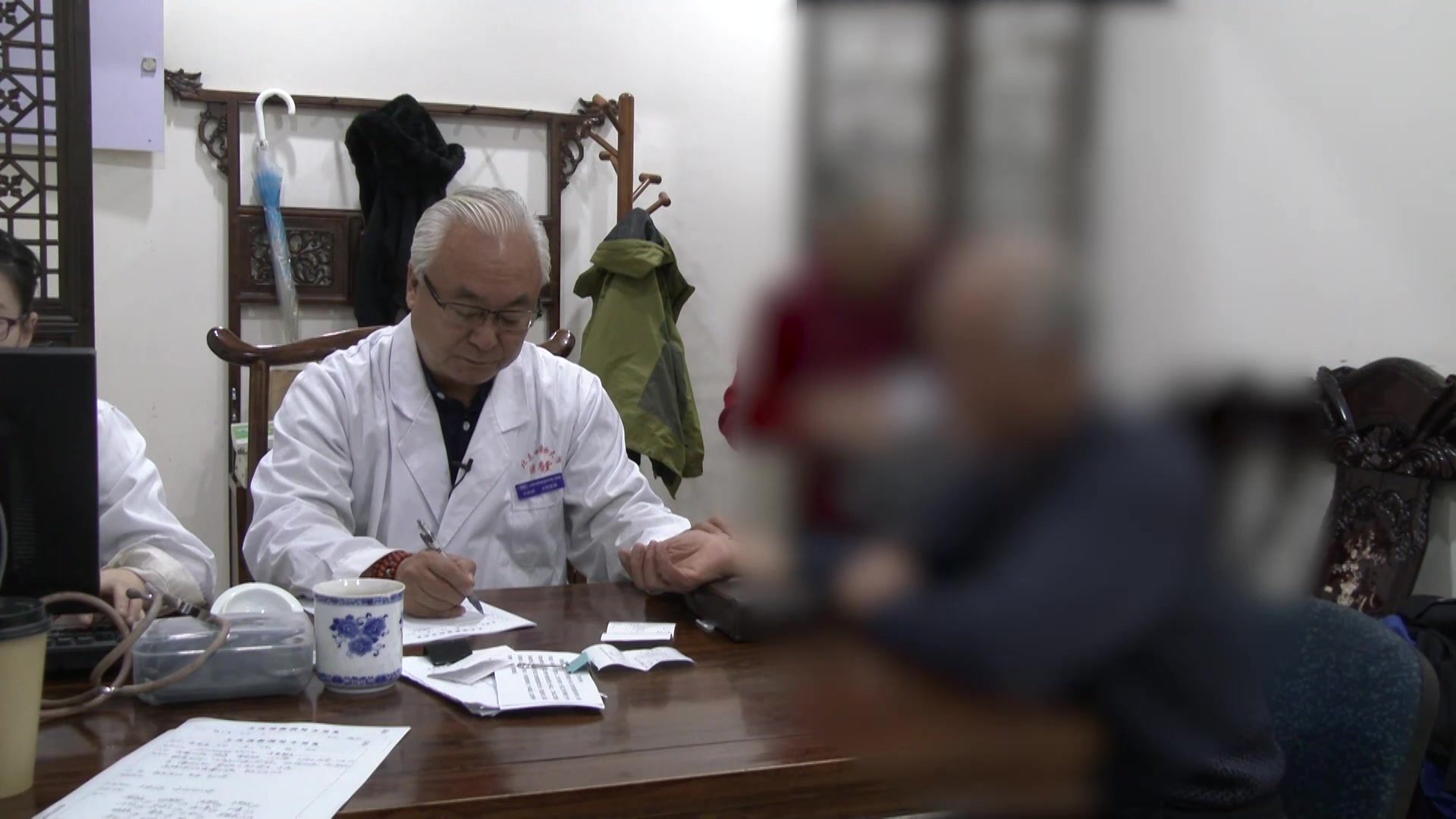 湿热内蕴，痰蒙心窍：67岁男性癫痫20年的清热利湿、重镇安神法