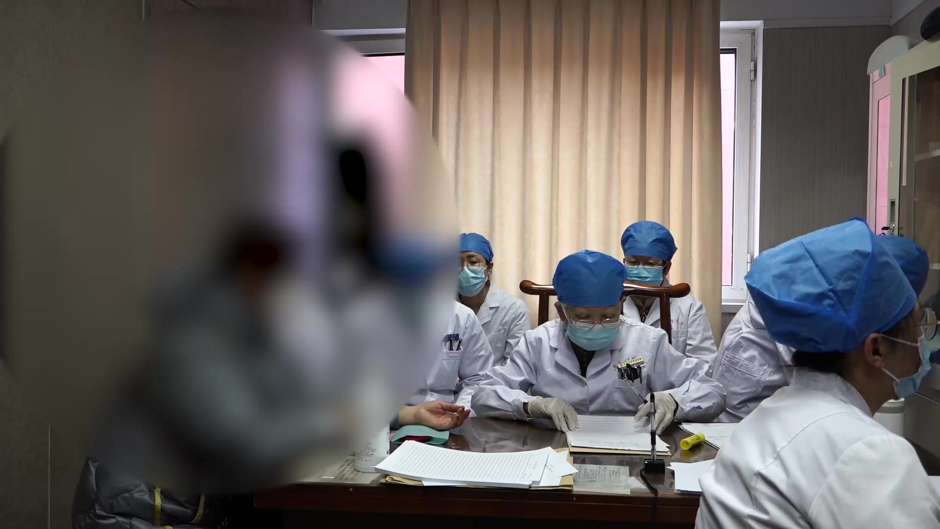 湿浊中阻清阳不升：61岁女性高血压头晕头痛伴面瘫的补气升清安神法