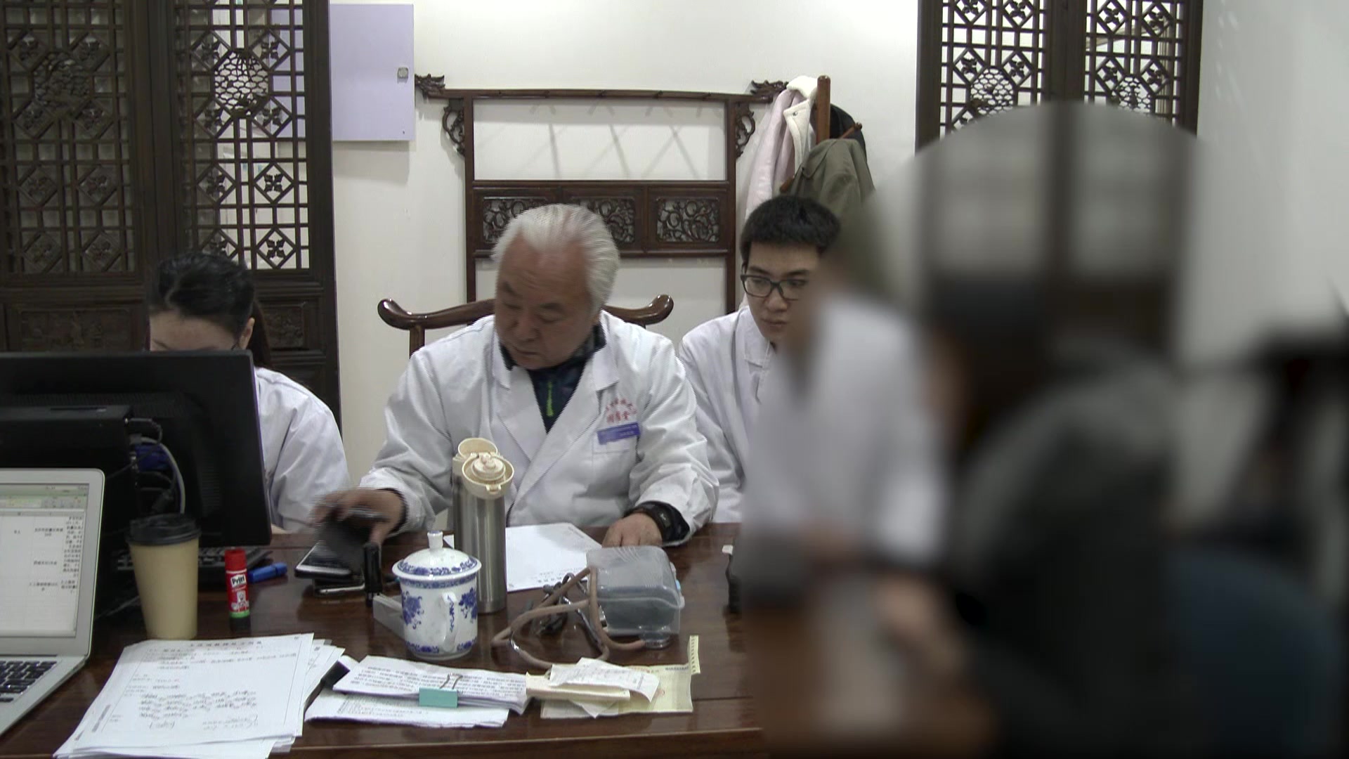 上热下寒：26岁女过敏性鼻炎晨起反复伴手足凉的温阳清上法