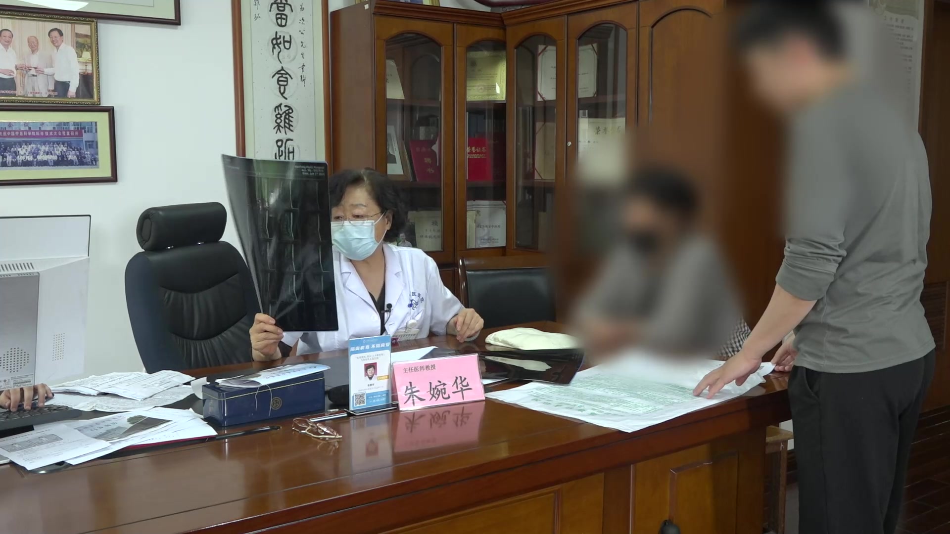 腰椎间盘突出症：56岁女性硬膜囊受压的针灸理疗与腰带固定法