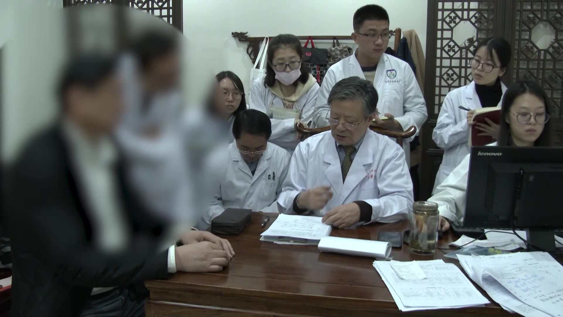 肝胆脾胃湿热：52岁男性口干口苦眼涩耳鸣的清热利湿法