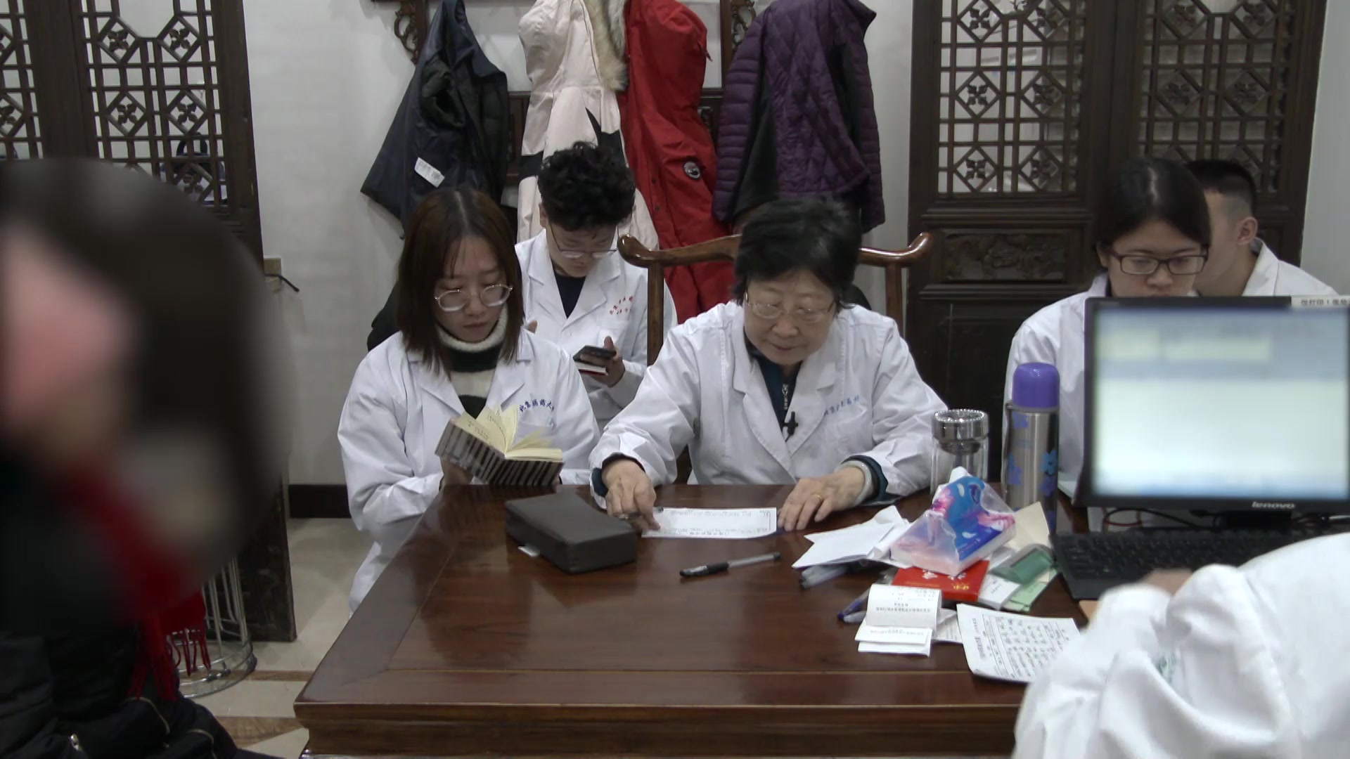 痰湿中阻胃气上逆：47岁女性肾结石术后恶心呕吐的和胃降逆法