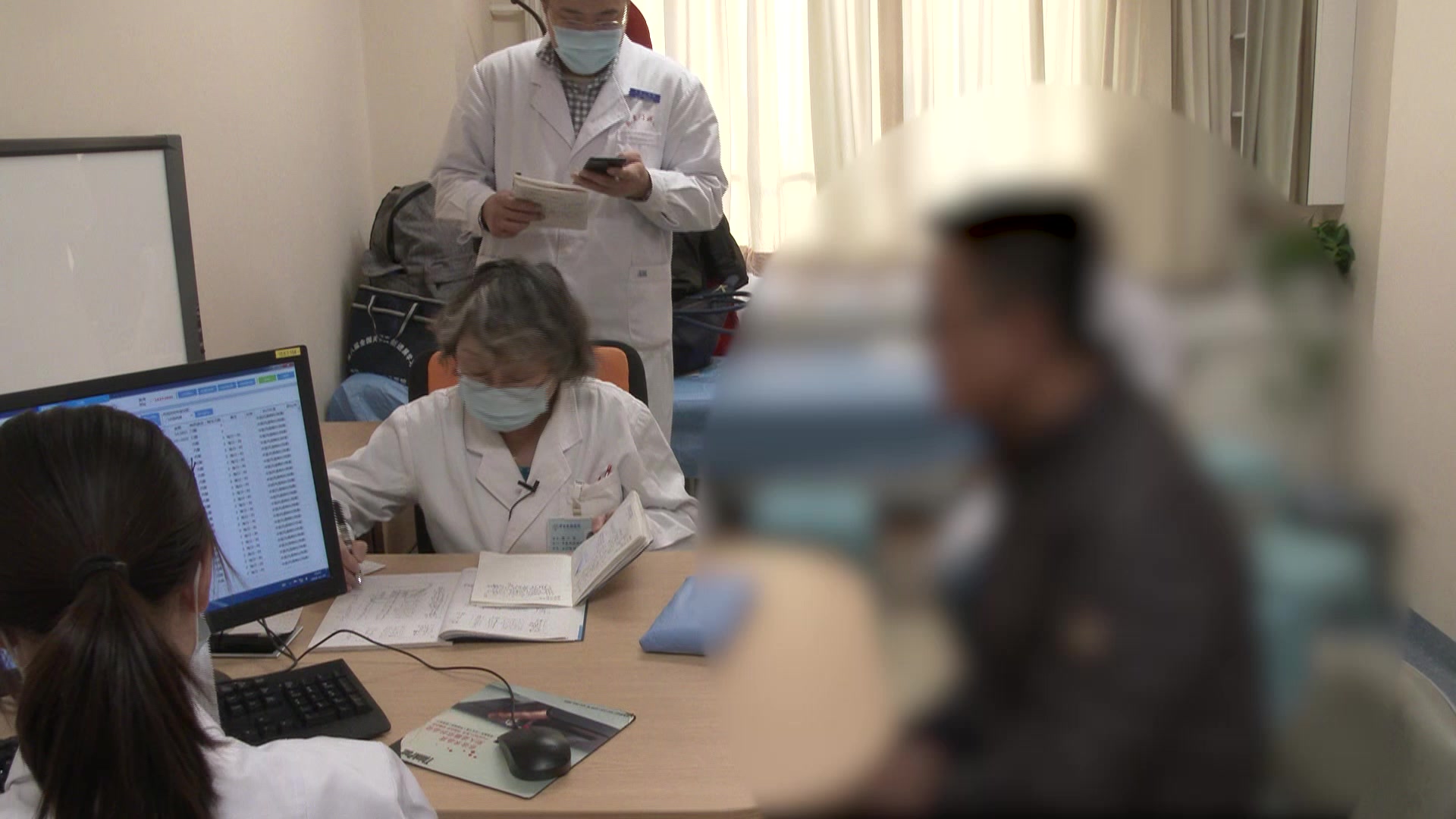 脾肾亏虚痰瘀阻络：30岁强直患者功能锻炼与降尿酸并重