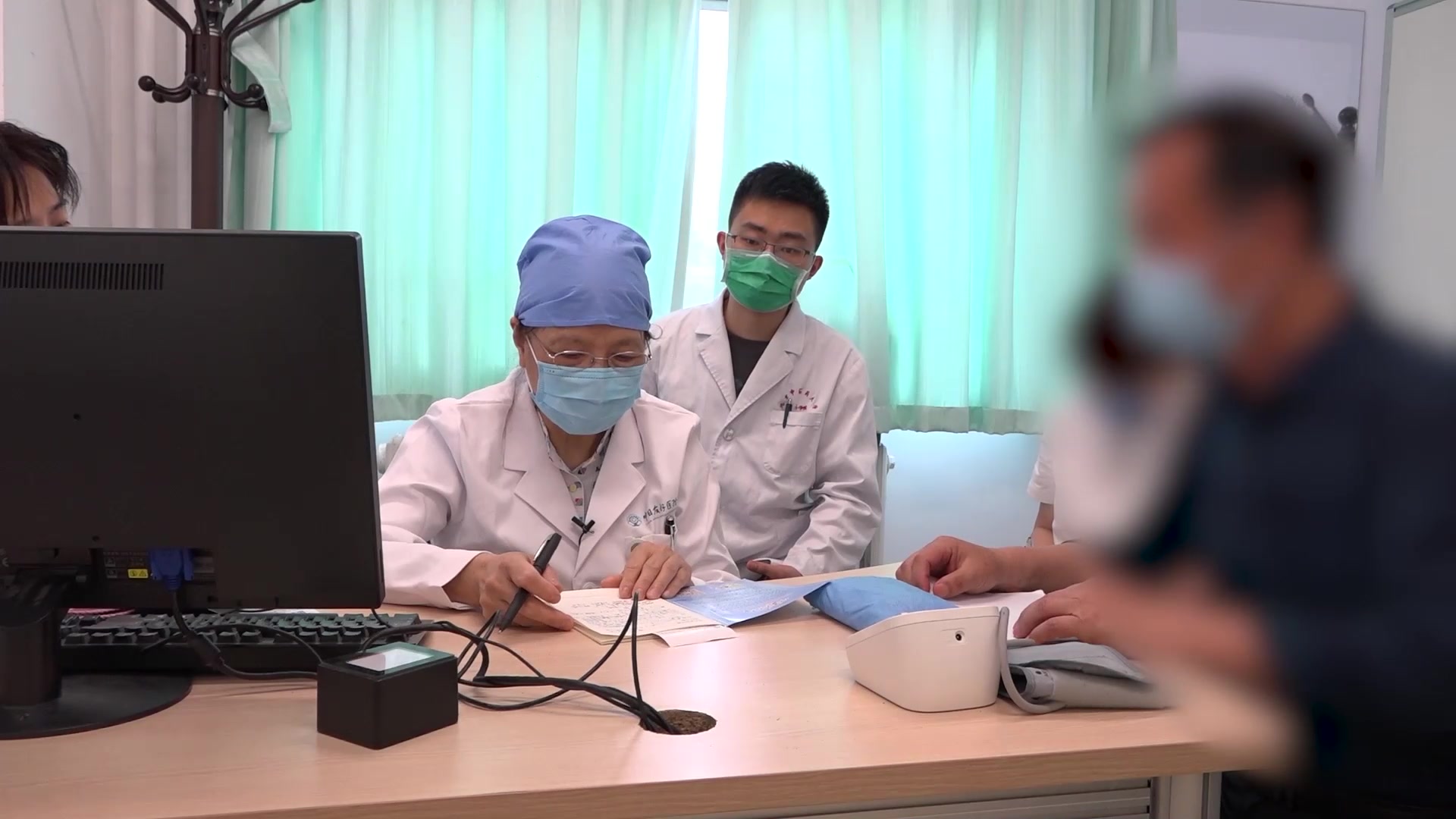 肝阳上亢痰湿内蕴：68岁高血压患者头晕头胀的平肝潜阳化湿法