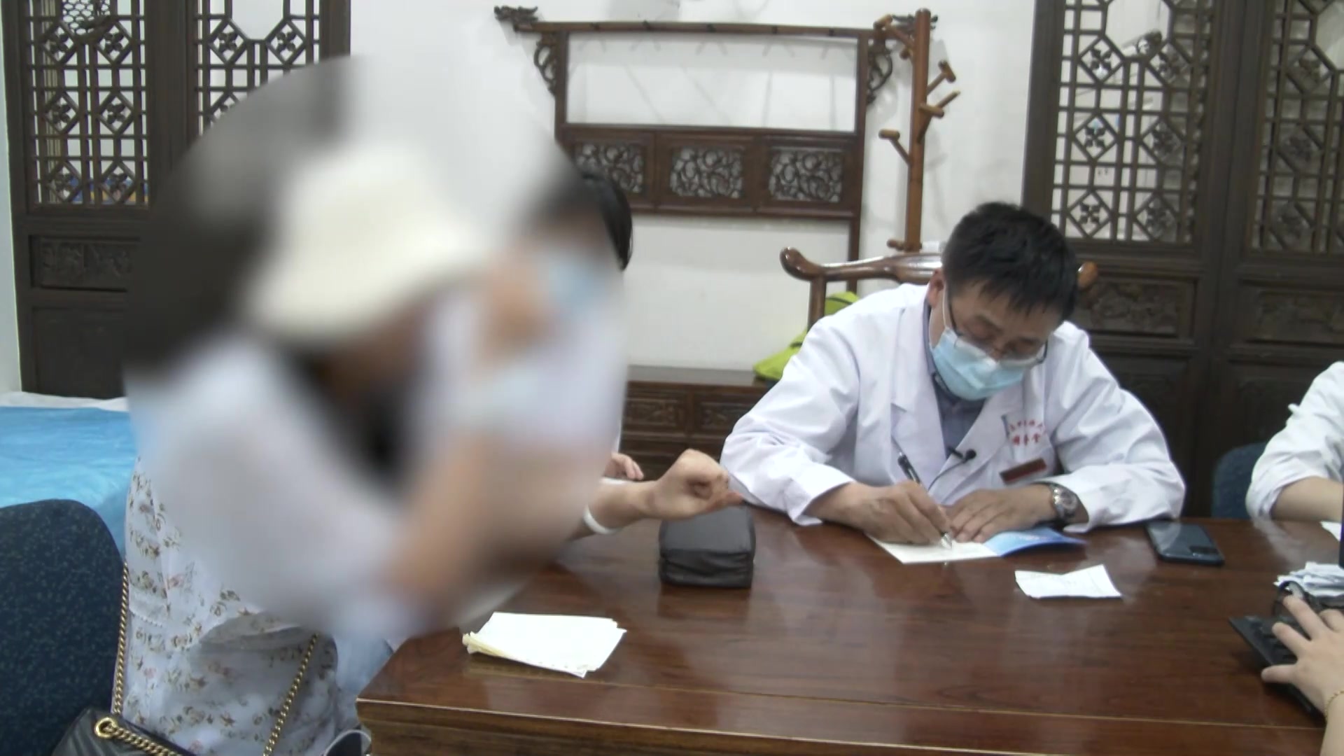 湿邪蕴肤：27岁女性四肢湿疹3年反复发作的清热利湿法