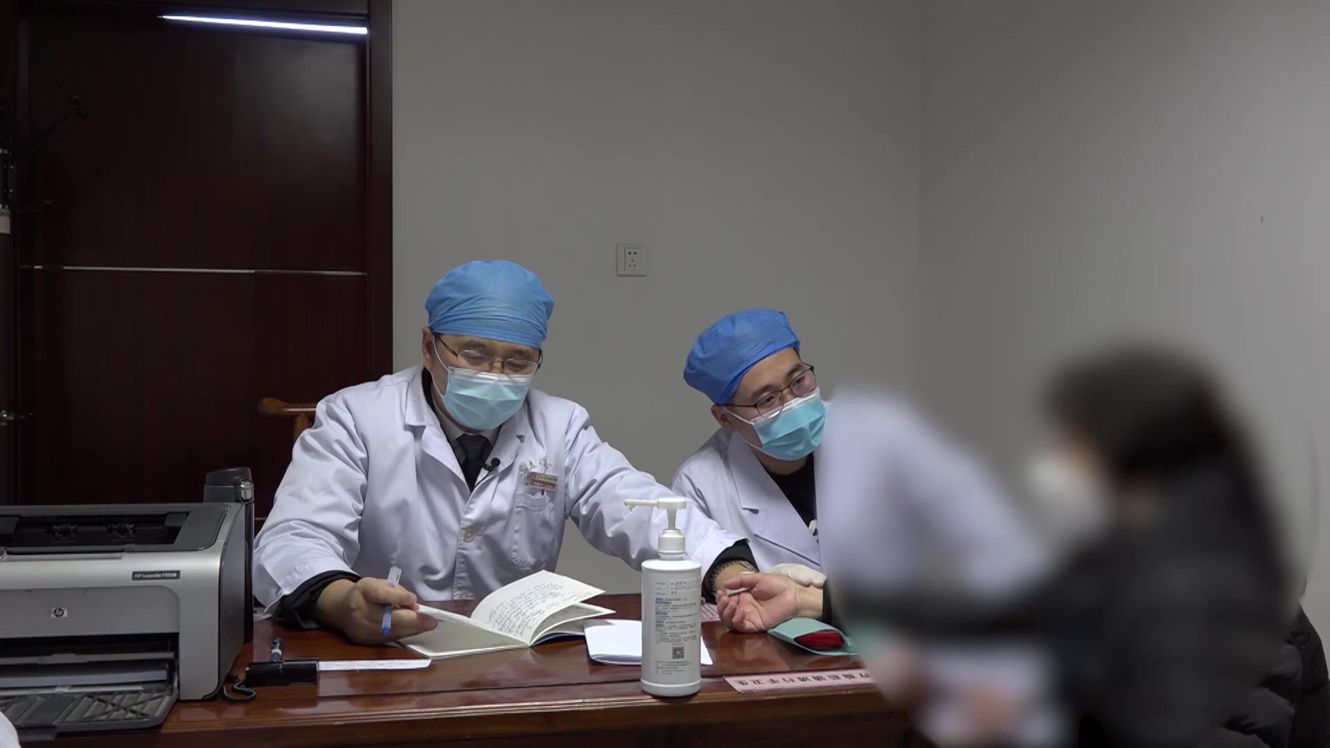 脾肾亏虚湿浊化热：60岁慢性肾衰竭患者鼻衄腹胀气短的清热利湿降浊法