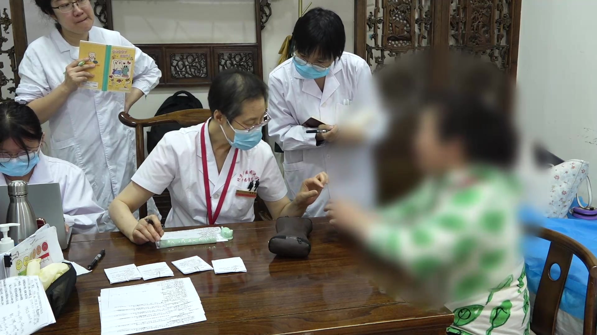 脾胃气逆虚火上扰：62岁女工匠指兼口腔灼热打嗝反水的中药调治