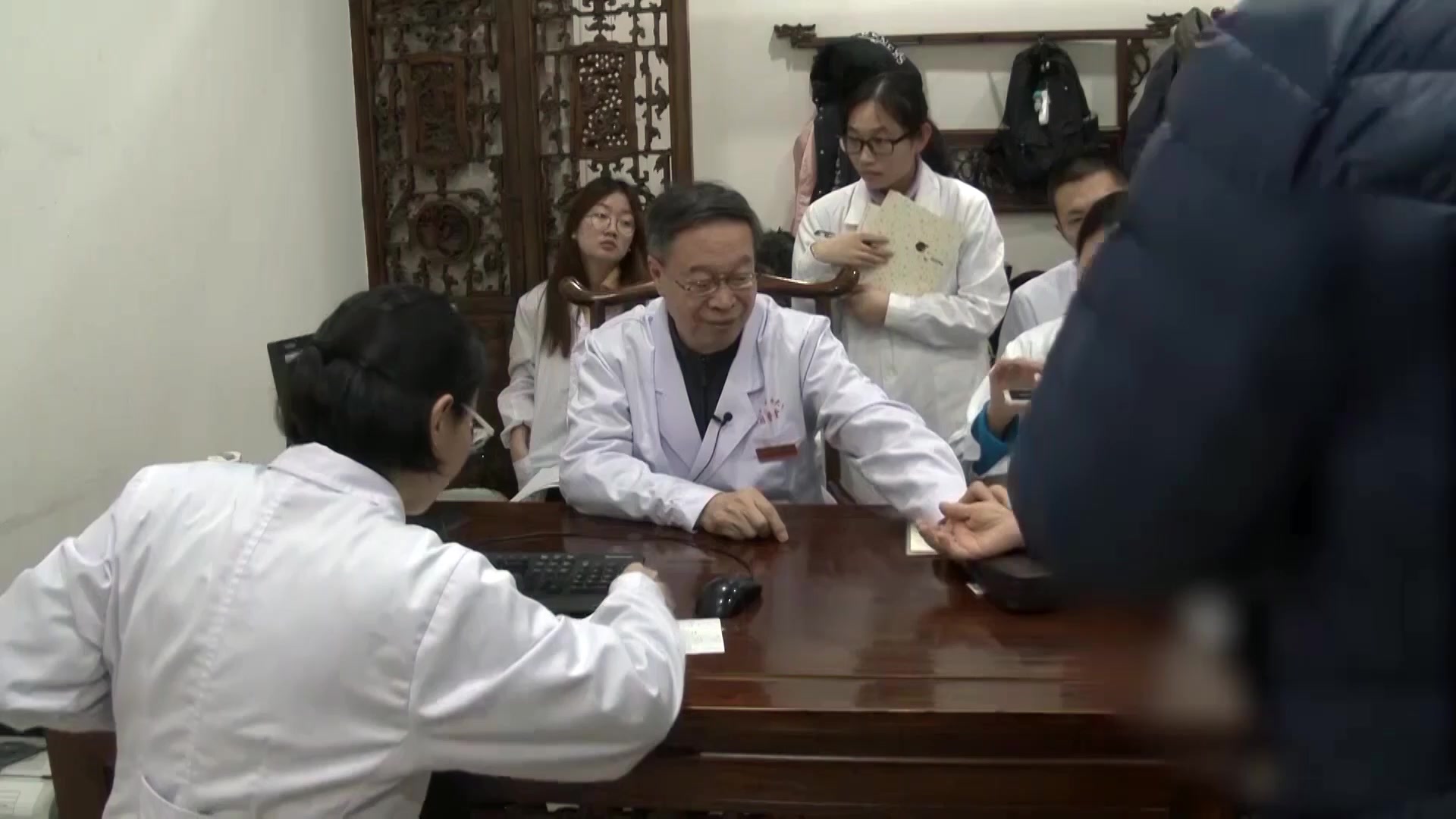 肾气不足：59岁肾炎患者浮肿腿酸畏寒汗出的补肾强腰调治