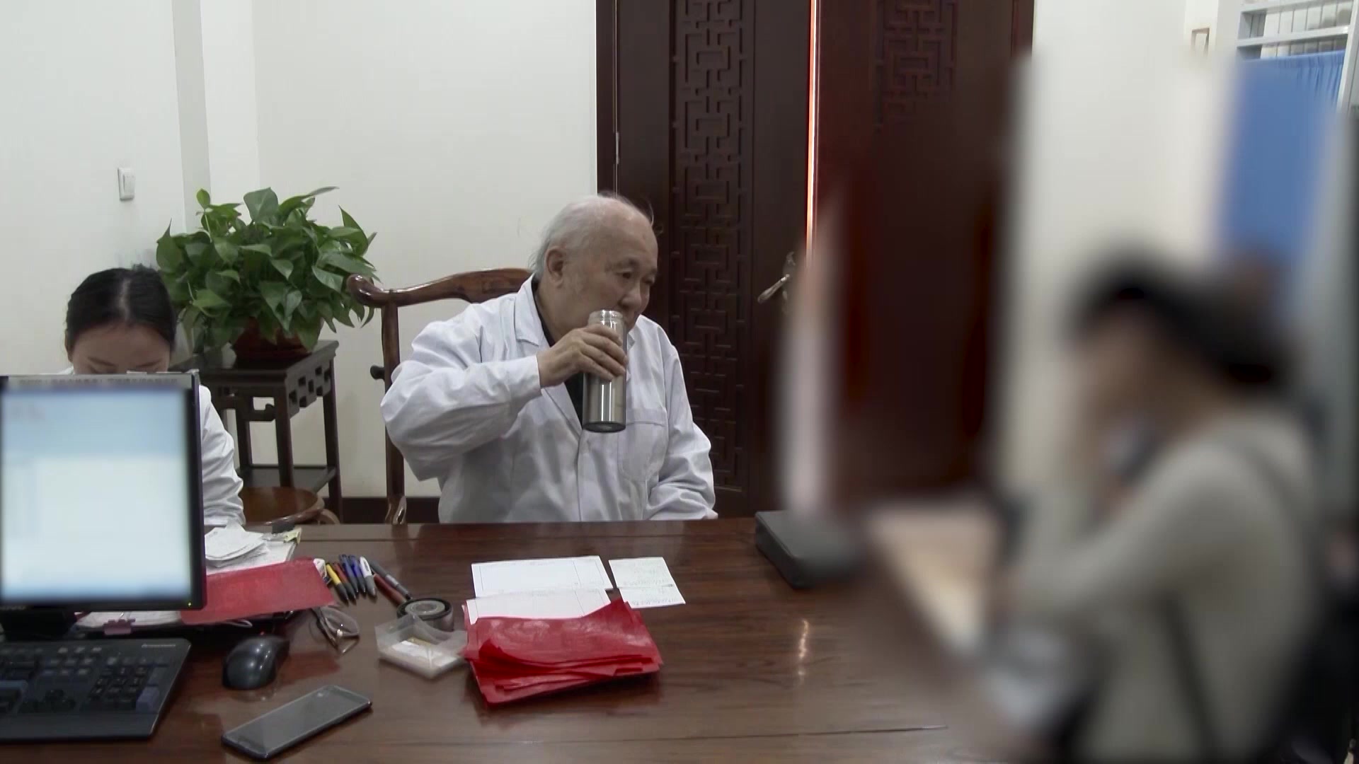 火毒炽盛：26岁女性多发性疖肿（耳后腋下）5年反复的清热解毒散结法