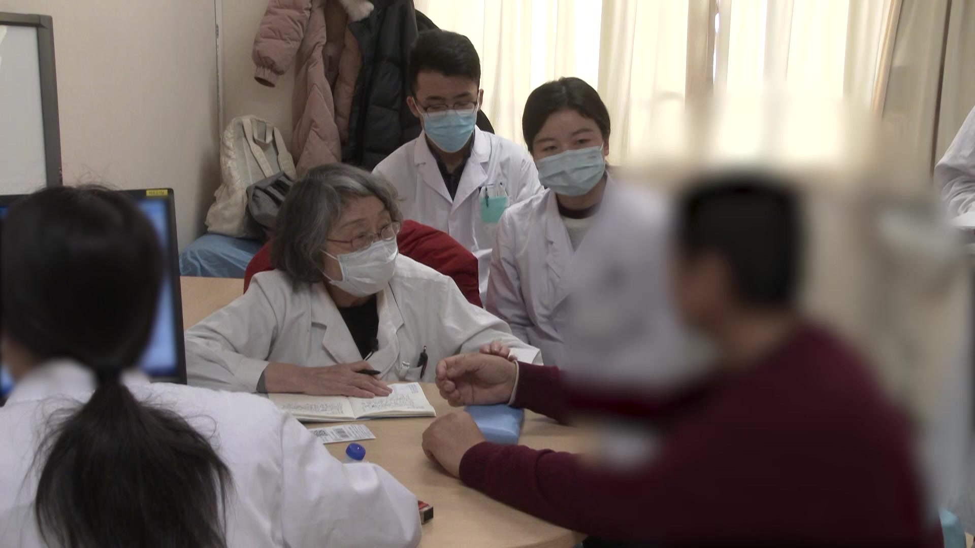 强直性脊柱炎伴痛风：31岁男性腰背僵痛行动困难的运动康复指导与药物调整