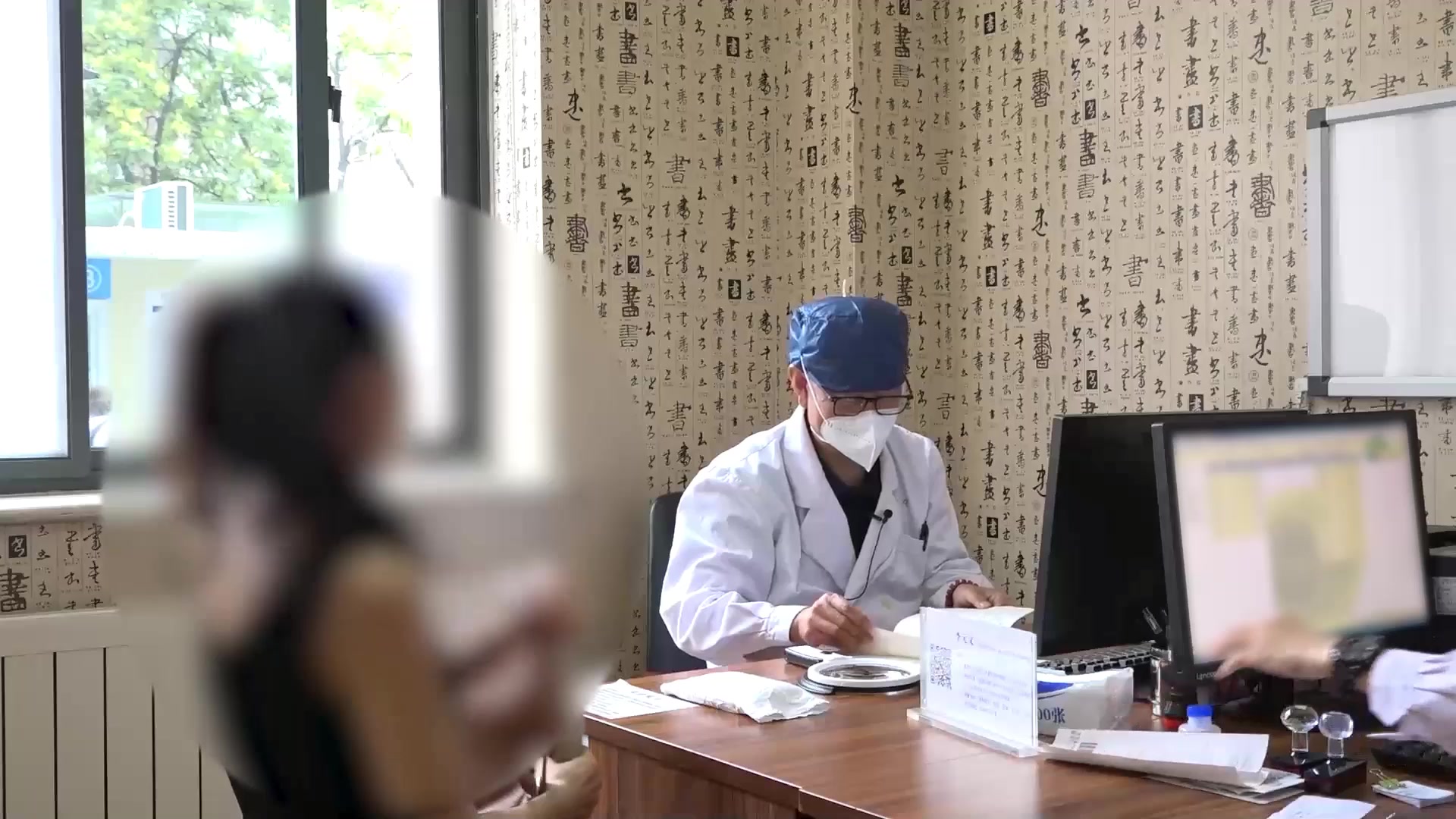 脾虚湿蕴兼虫毒：45岁女性湿疹复诊丘疹性荨麻疹的鉴别与外治指导