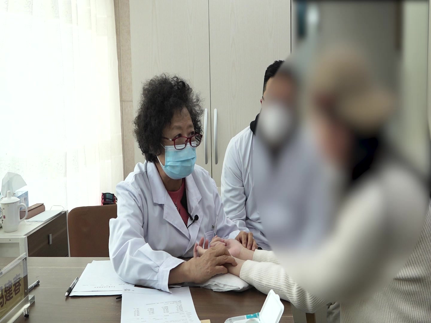 肝胆湿热兼血虚：17岁高三女生经行感冒口干便干的竹叶石膏汤加减