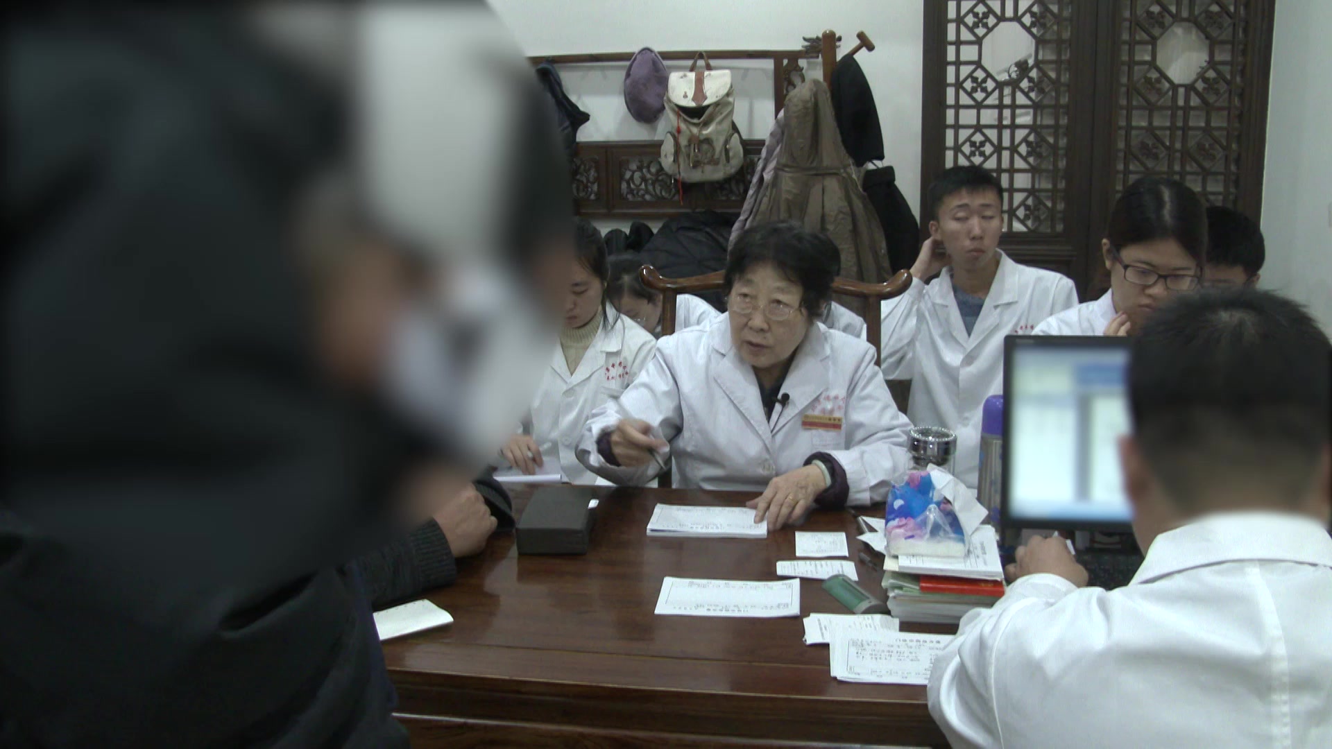 湿热下注：37岁男性痔疮出血的清热利湿外洗内服法
