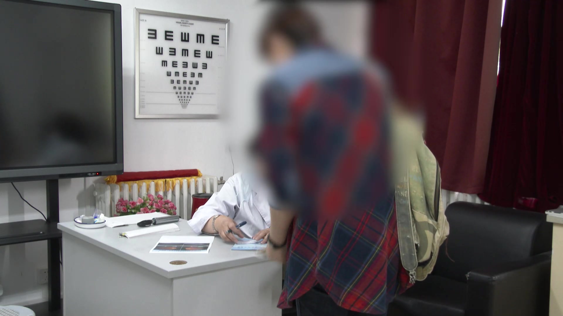 气血亏虚目络失养：36岁女性高度近视黄斑病变的中药调治与煎药指导