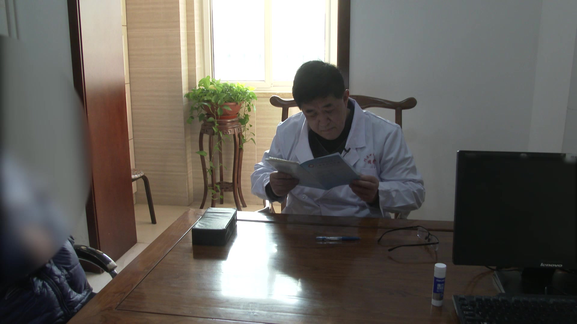 心肝热炽内扰心神：46岁男性焦虑失眠的丹栀逍遥散清泻法