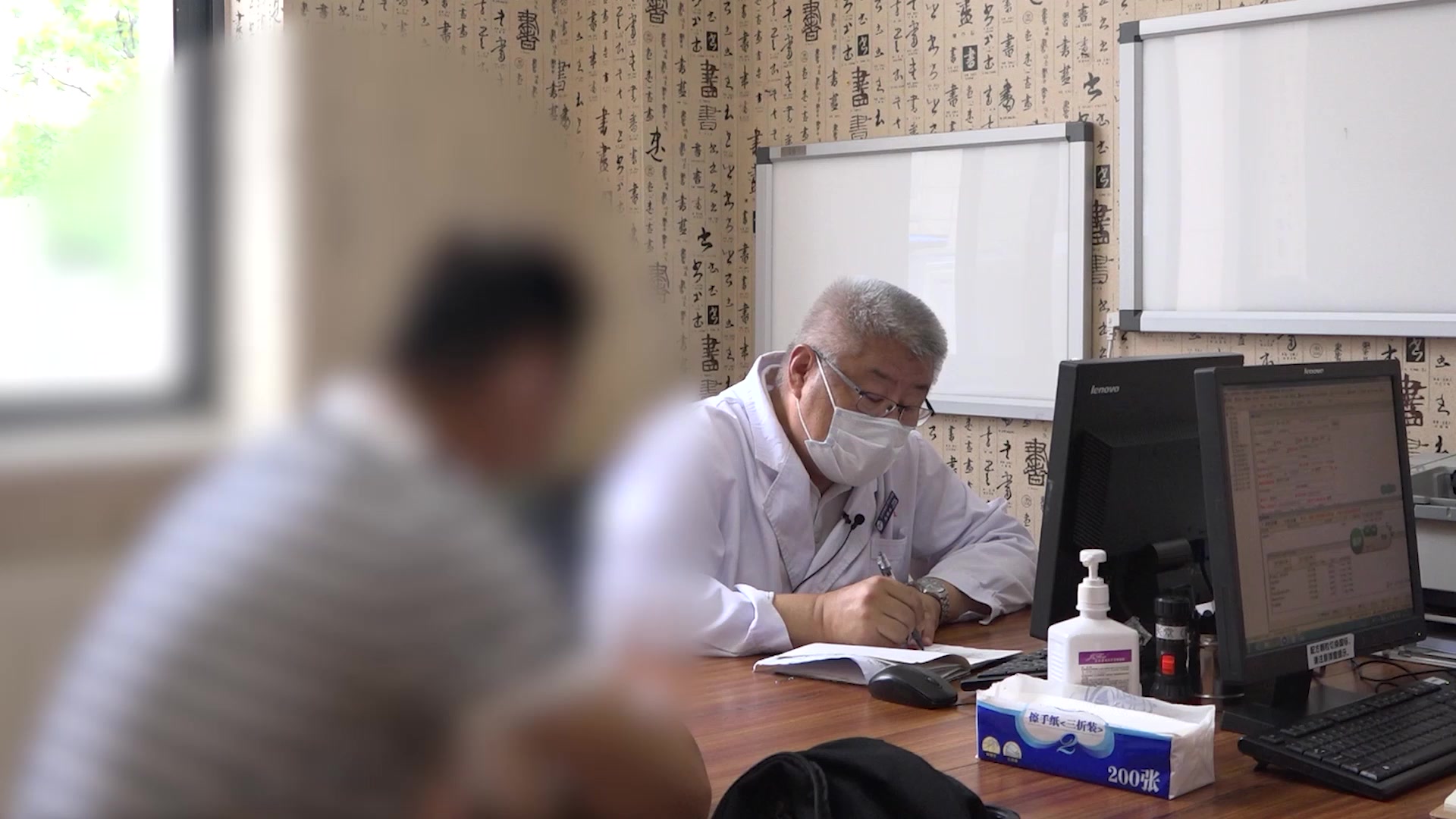 寒湿蕴结肠络瘀滞：27岁男性溃结大便头干带血的中医调治与激素减停