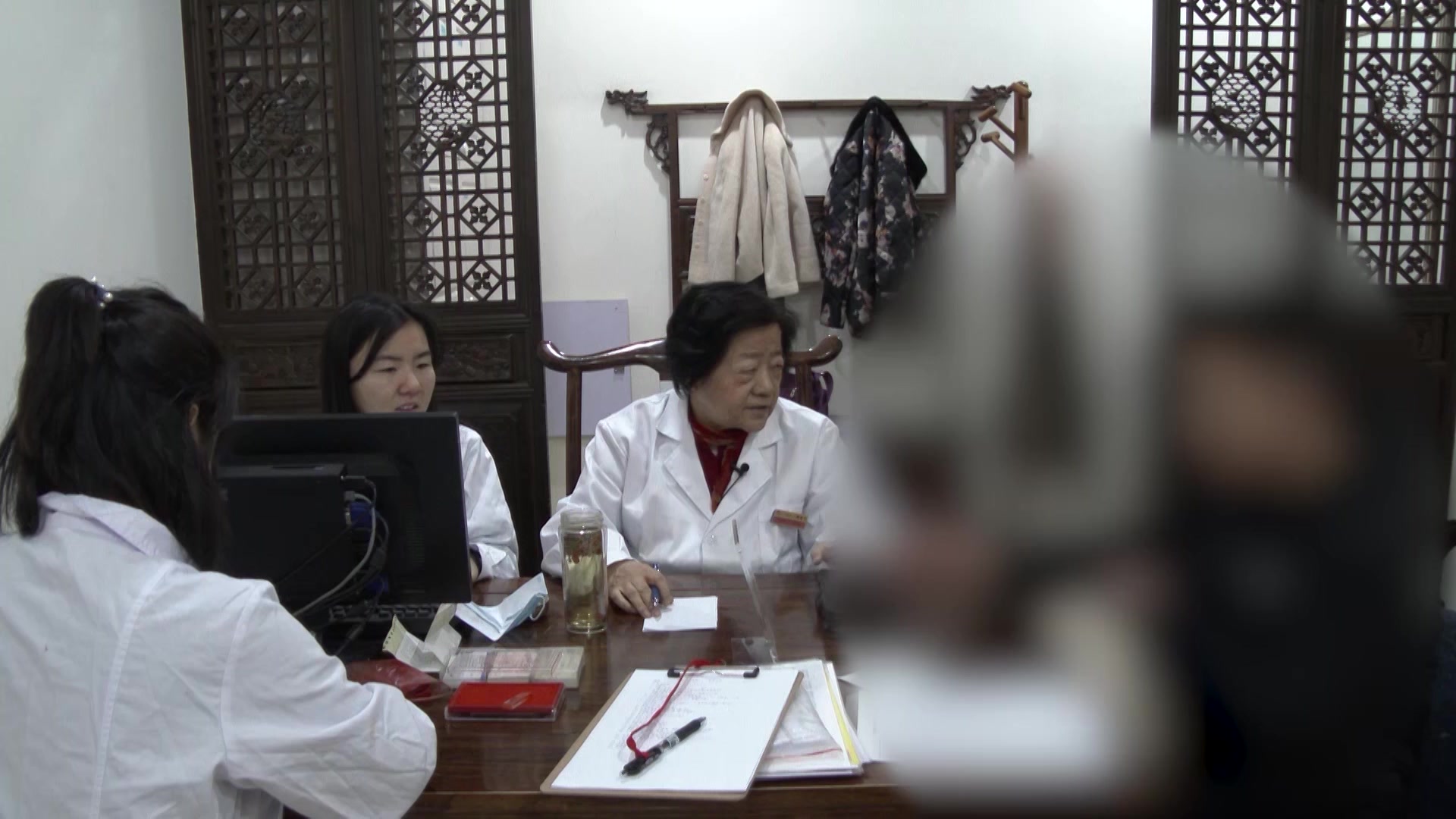 湿热蕴肤：20岁男性全身急性湿疹的健脾燥湿法