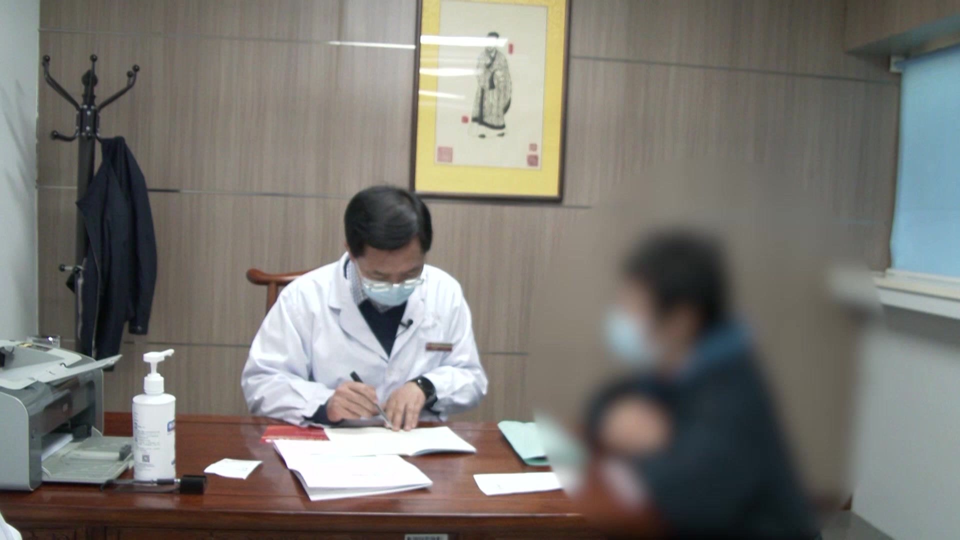 肝郁化热心神不宁：44岁慢性肾炎患者胸闷头热伴尿蛋白的情志调治