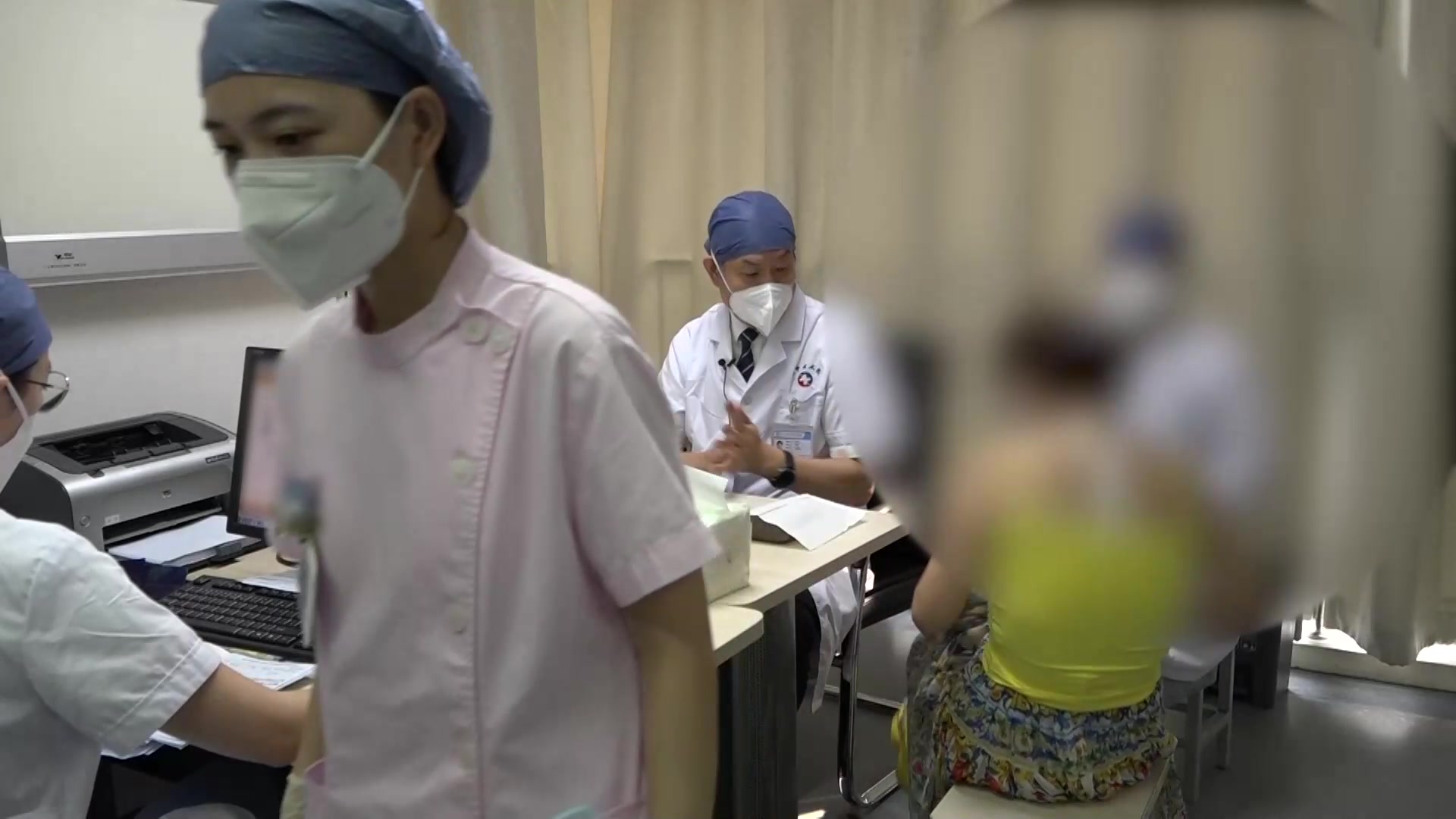 风热犯表余邪未清：51岁女性瘾疹结疤咽喉堵感的善后减停