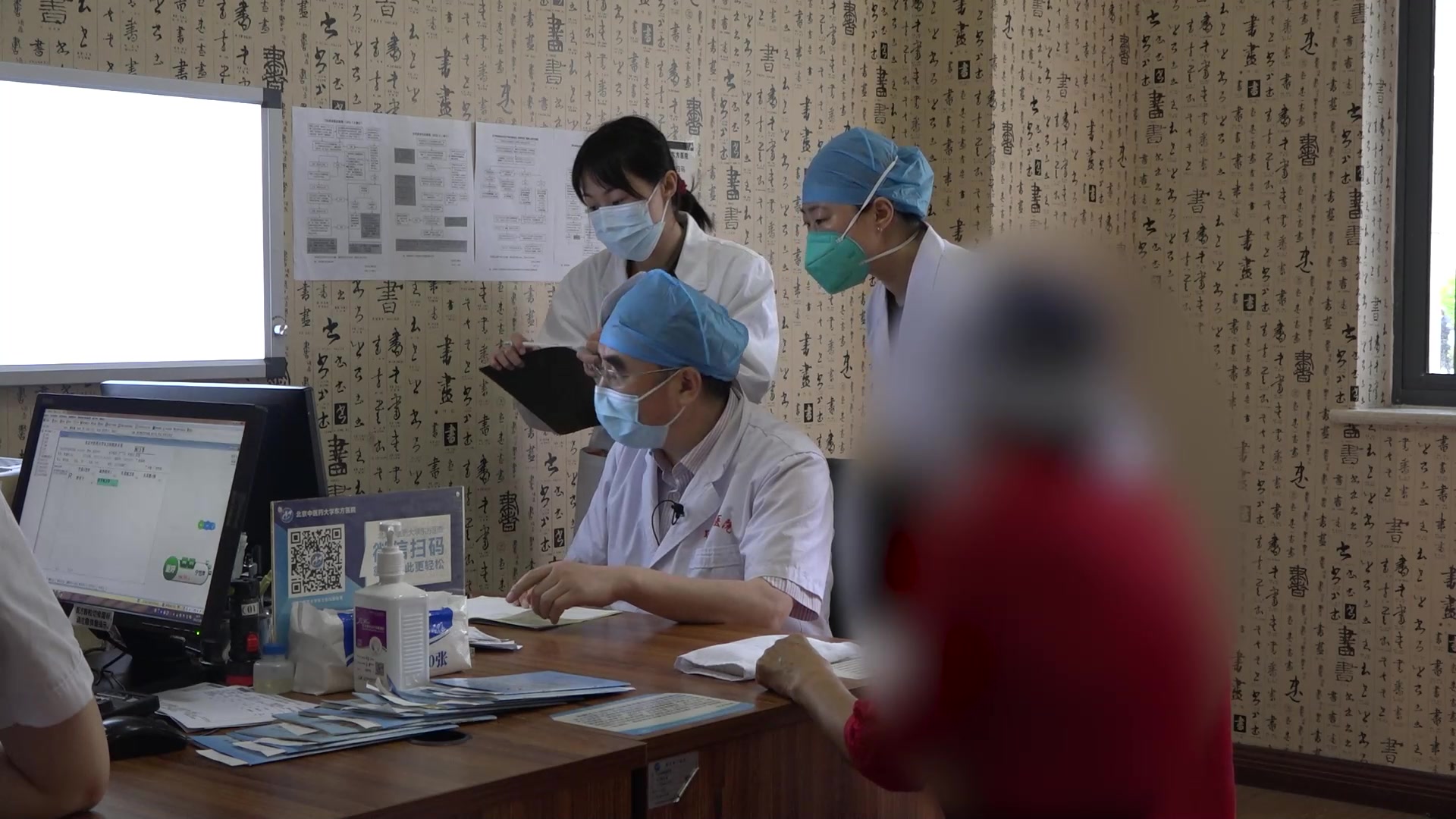 寒热错杂痰瘀互结：66岁乳腺癌术后胃痛腹泻的特殊煎药法