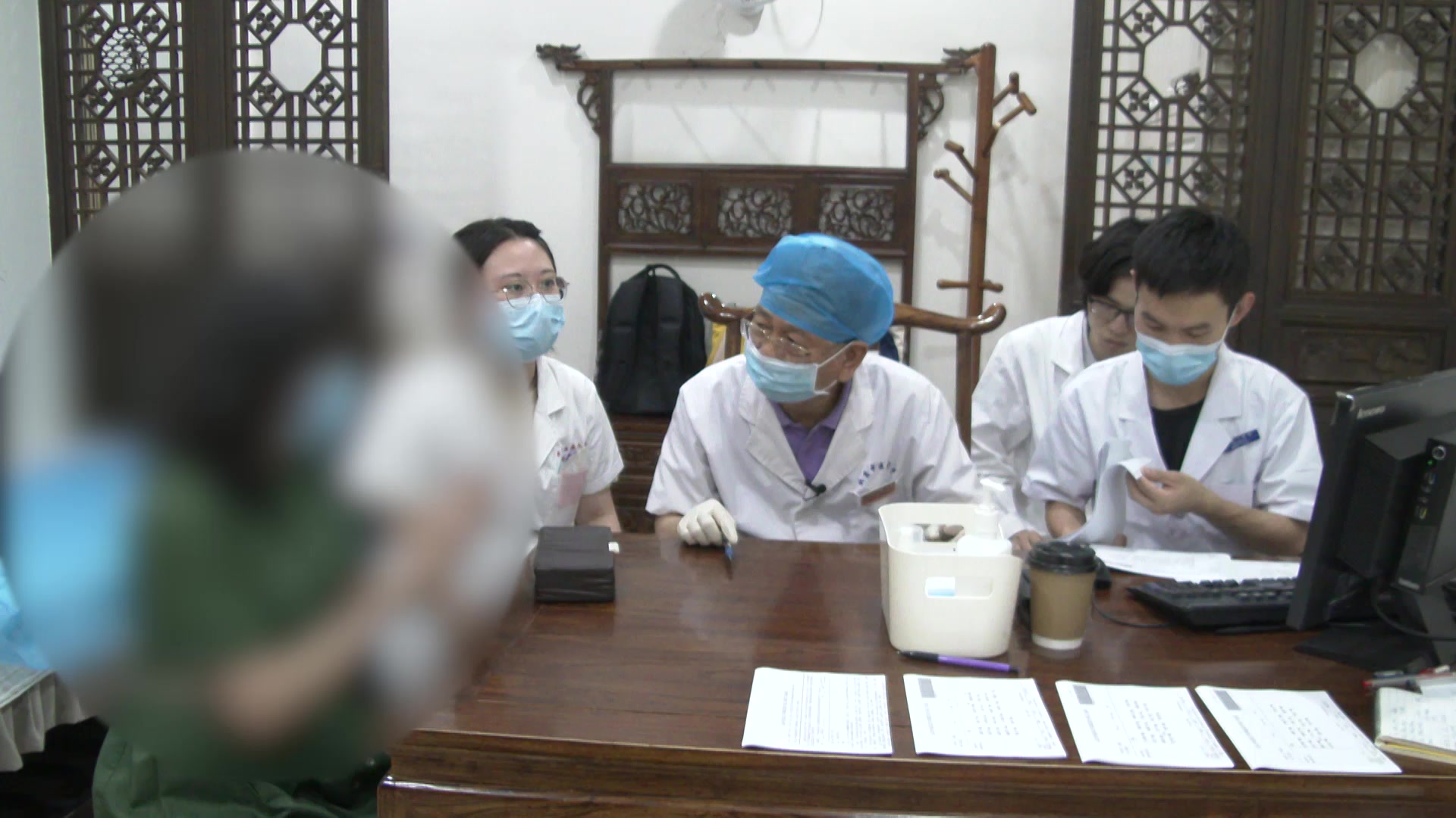 湿热阻络证：62岁红斑狼疮患者臀腿疼痛的祛风活血通络法