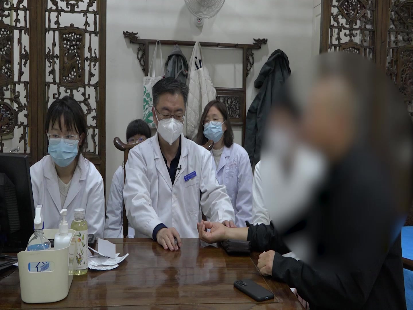 阳气亏虚虚火上浮：50岁男性全身发凉4年之温阳散寒佐养阴法