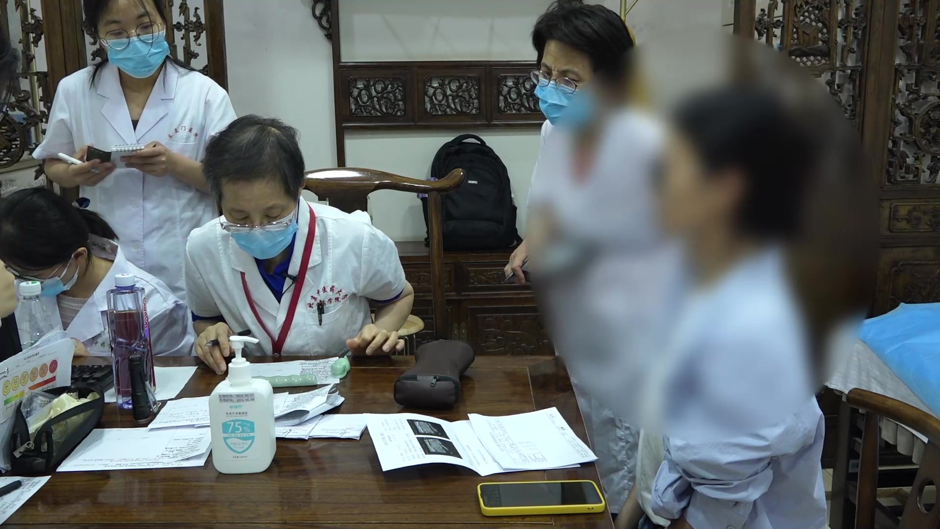 毒邪内蕴：25岁女性压力性荨麻疹伴多发结节的整体解毒调治