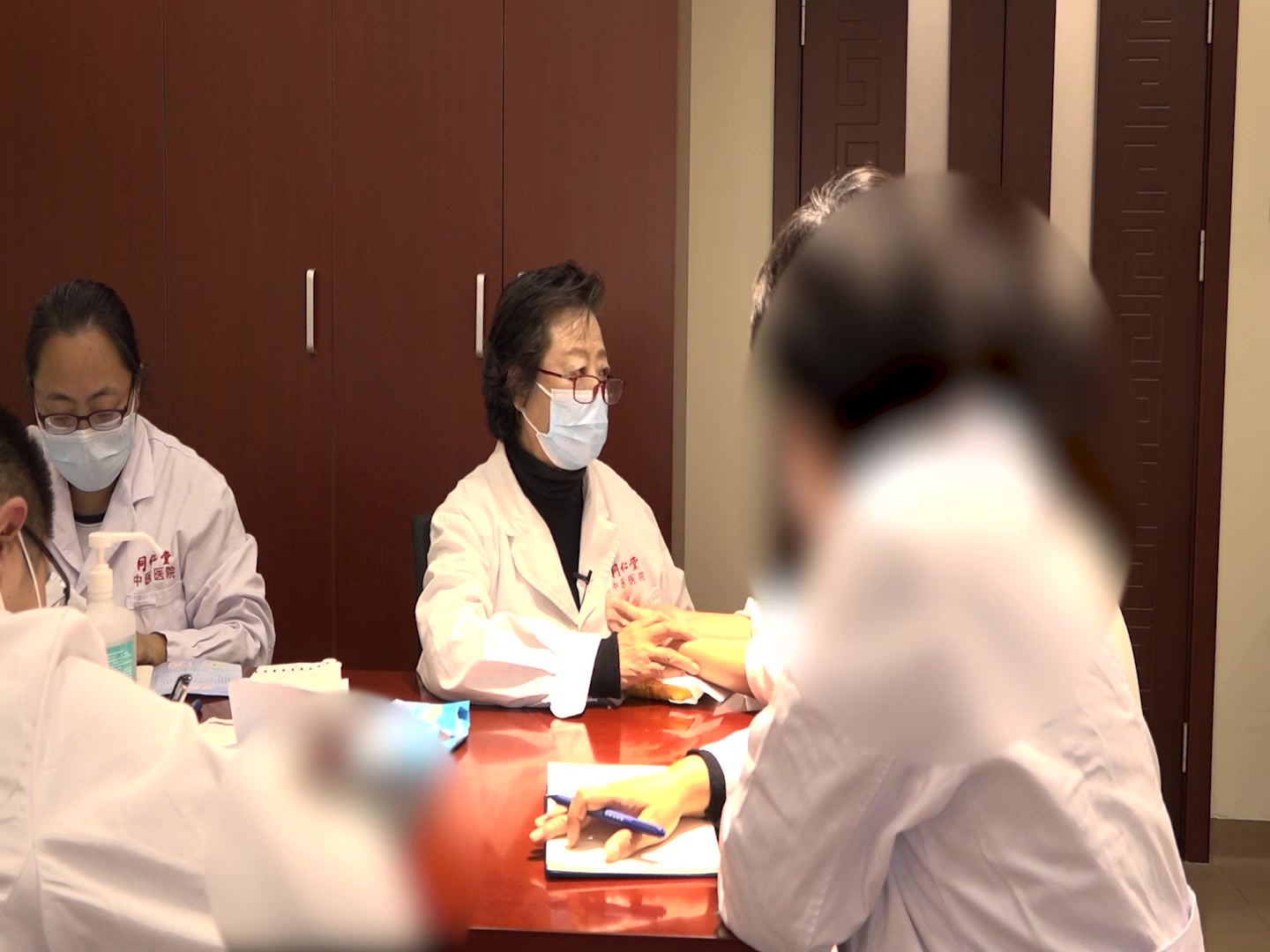 肝肾阴虚肝胆湿热：45岁女性慢性肝炎月经前烦躁的经期活血与经后补养分治法