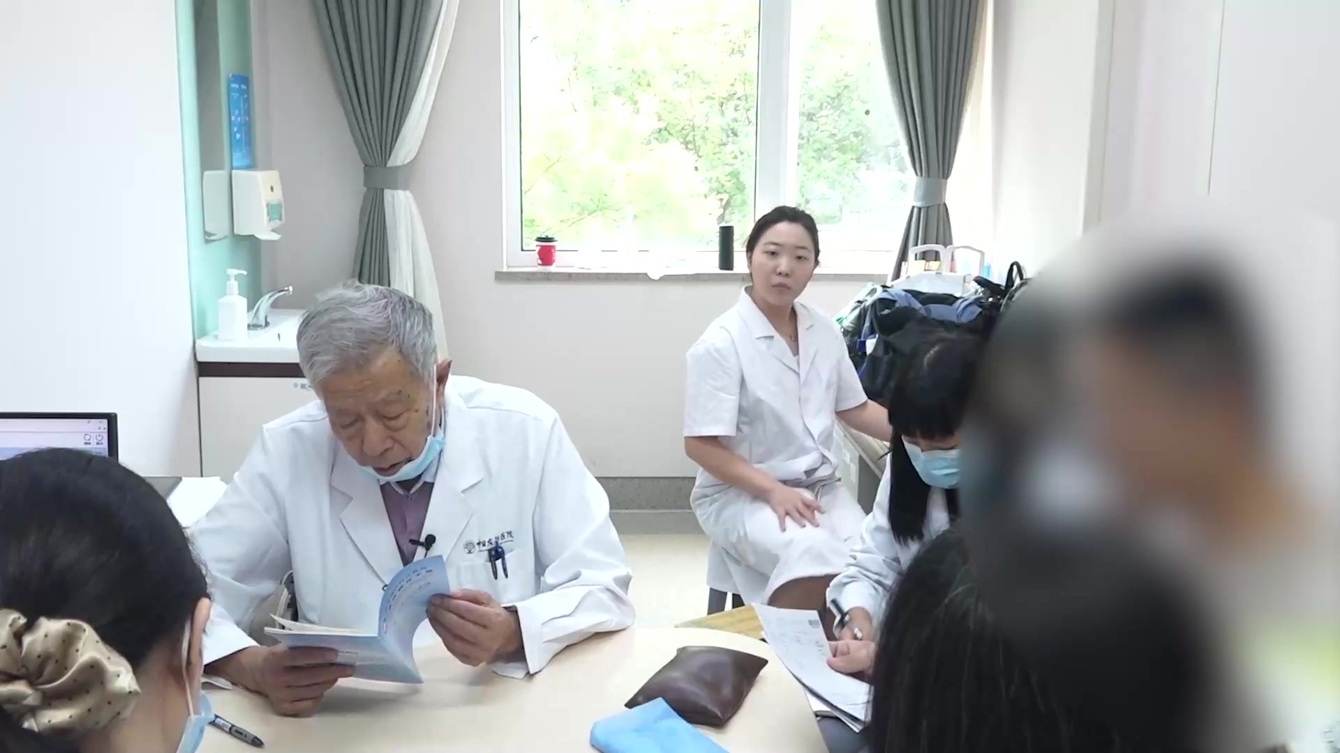 气虚血瘀湿热内蕴：33岁冠心病患者胸痛止后失眠腹泻的清热利湿法