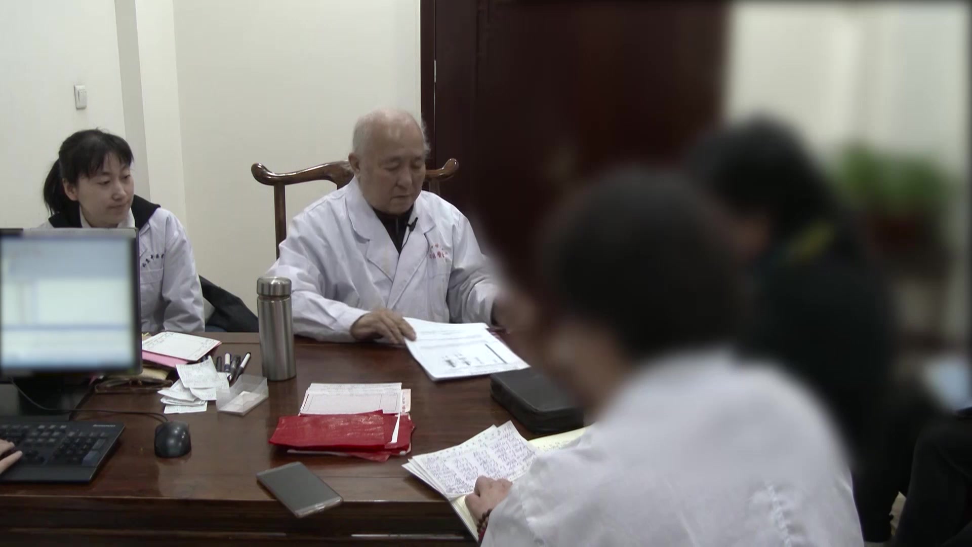 阴虚内热痰瘀阻络：69岁乳癌术后右胯疼痛失眠的滋阴活血法
