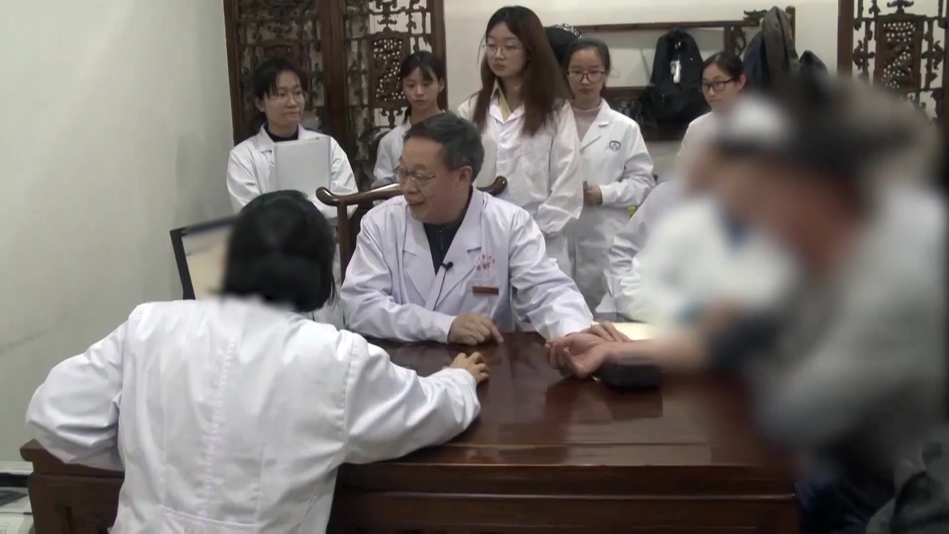 肾虚湿盛证：37岁男性腰困伴复发性口腔溃疡的补肾祛湿通络法
