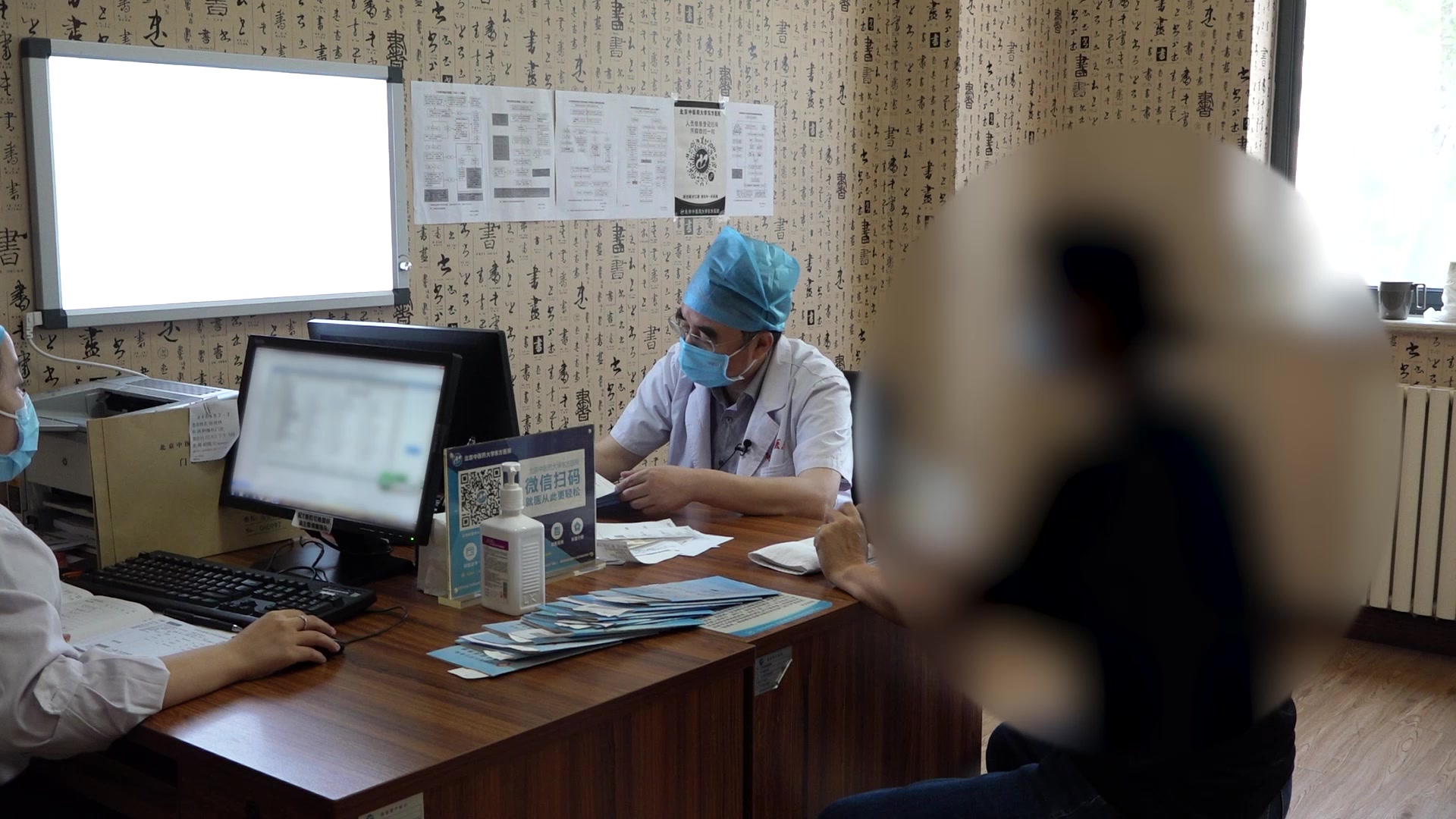 阴虚火旺：57岁更年期烘热汗减仍失眠腹胀的滋阴降火兼调脾胃