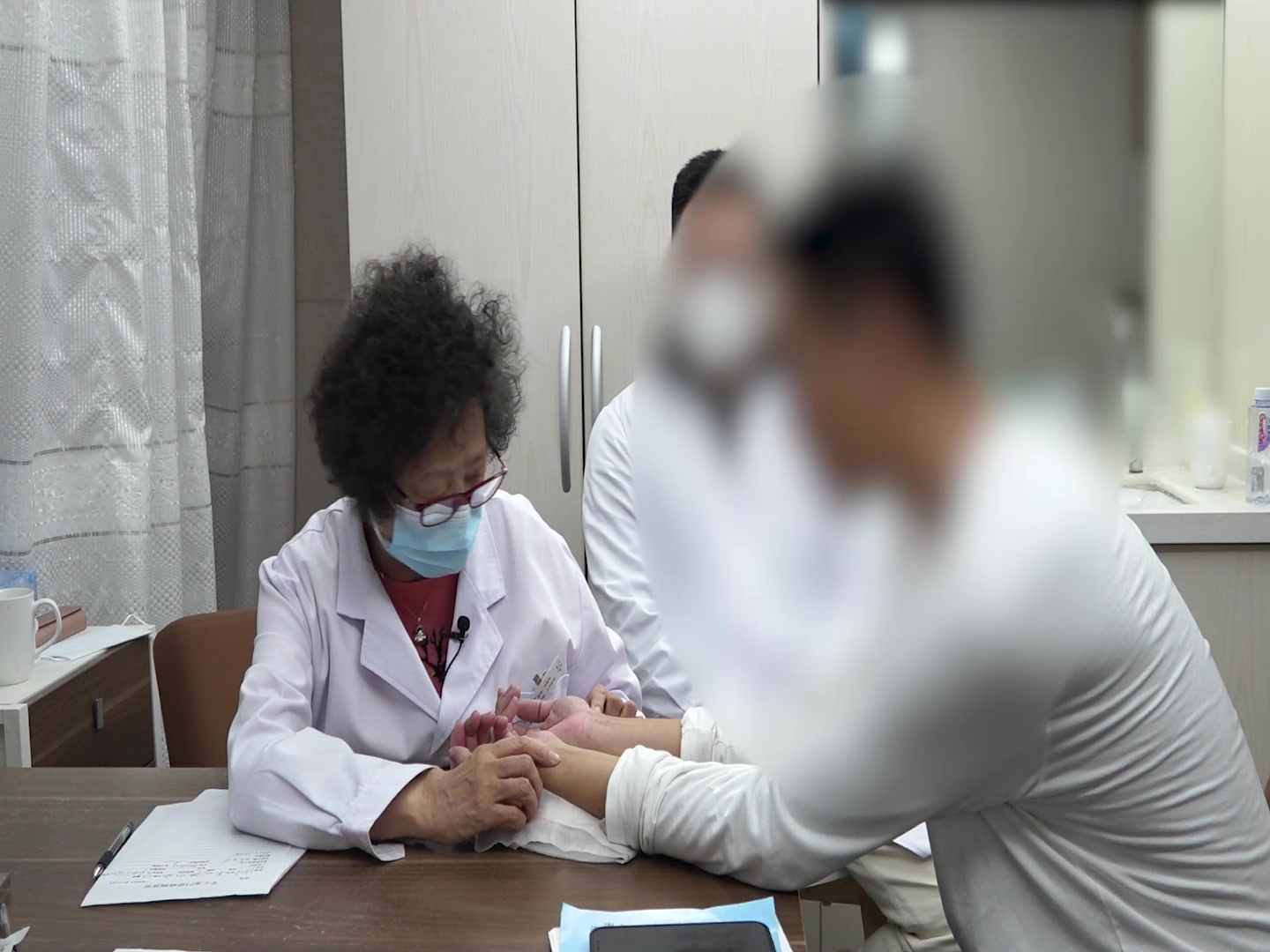 脾虚胃热寒热错杂：34岁男性胃不和则卧不安的健脾清热调和法