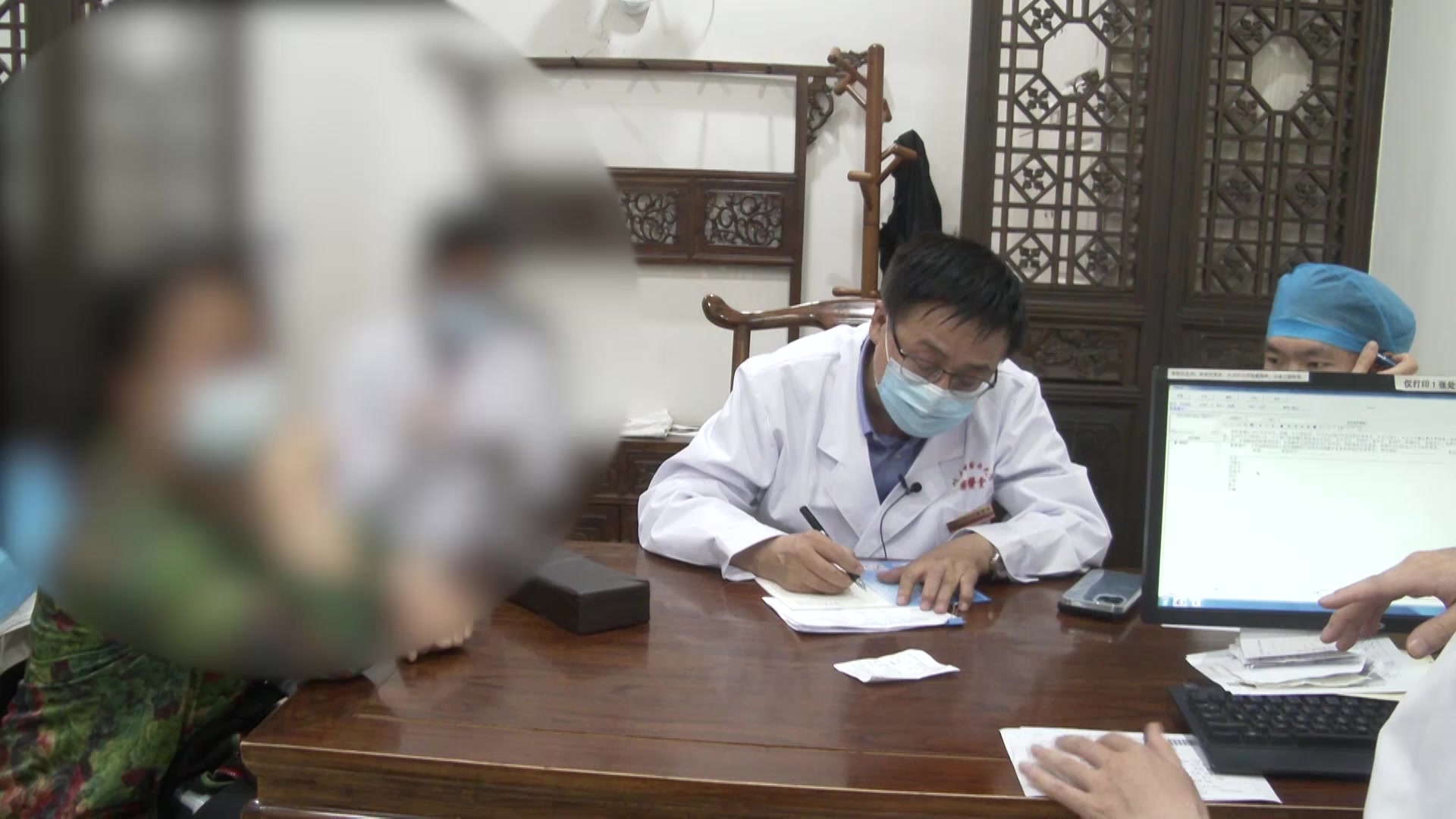 气阴两虚湿热内蕴：54岁女性狼疮性肾炎蛋白尿的固肾摄精法