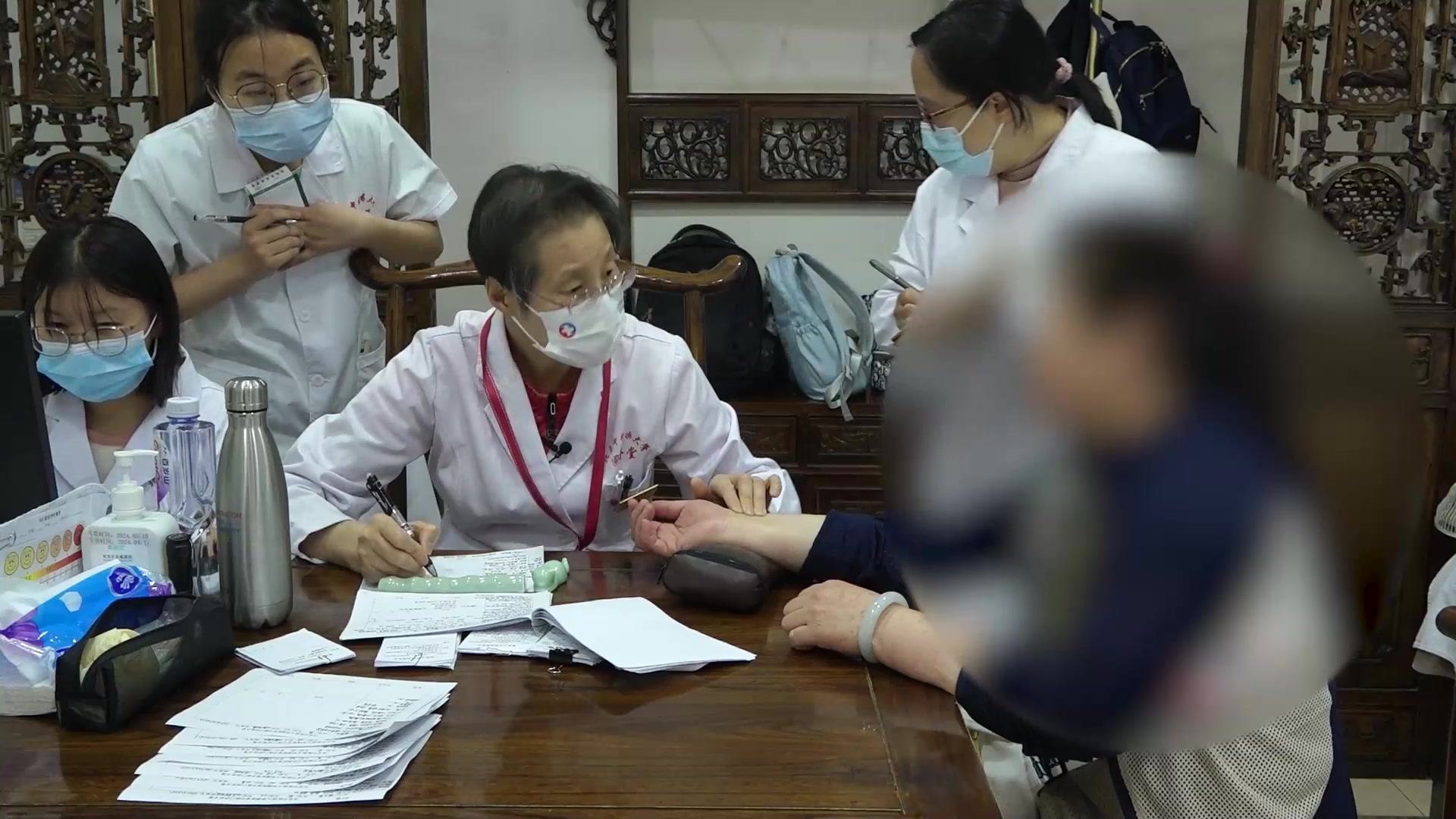 脾虚湿热上扰：62岁女皮肤粗糙舌尖痛伴噩梦中药内外合治