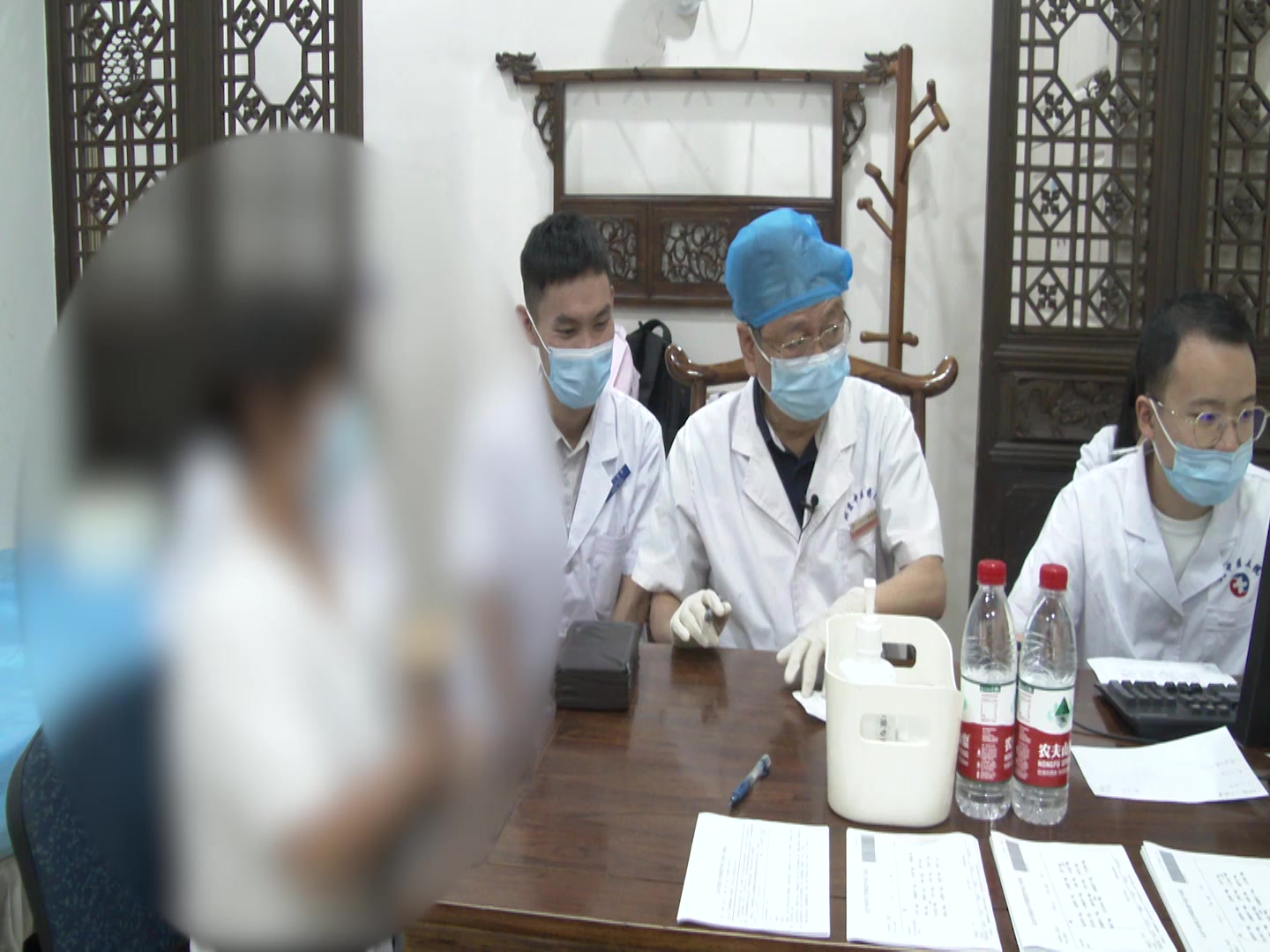 风寒湿痹兼肝肾不足：58岁女性怕风冷痛口苦失眠的祛风散寒通络安神法