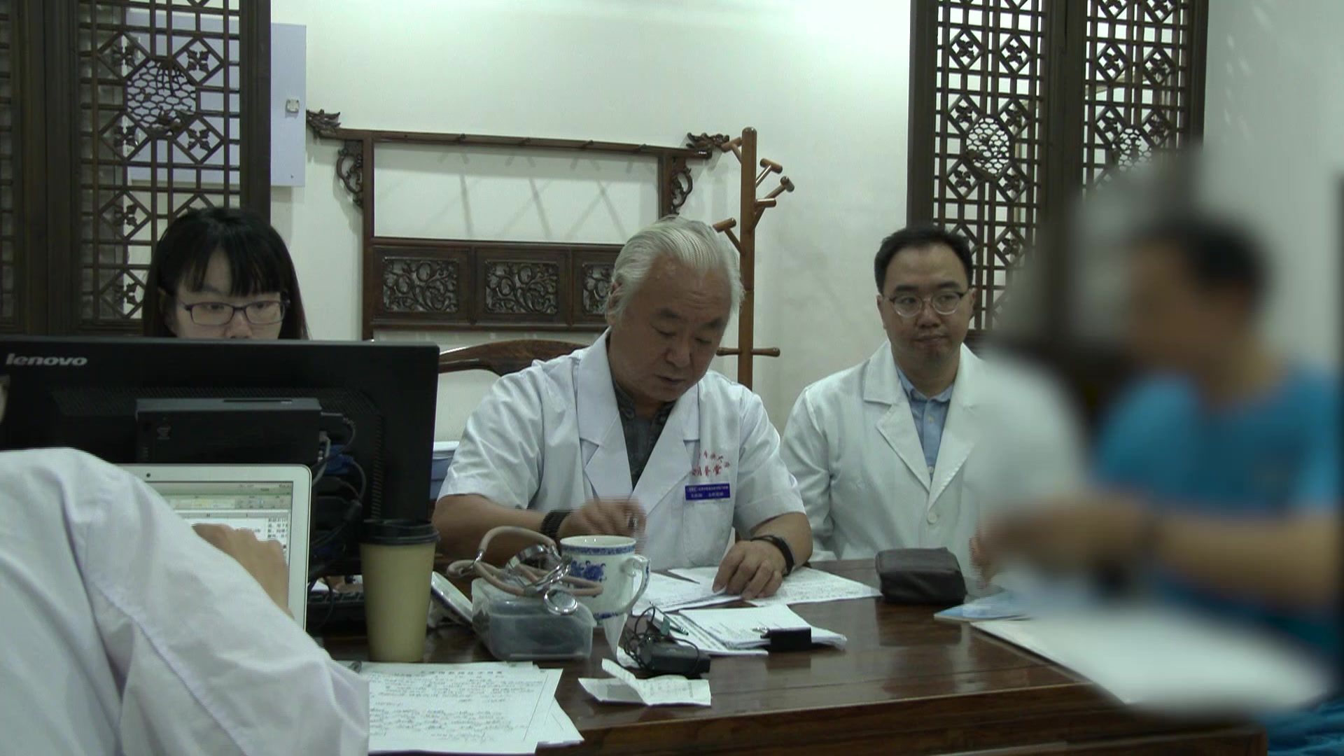 气虚血瘀：65岁冠心病支架术后血压波动伴失眠夜尿的散剂调理法